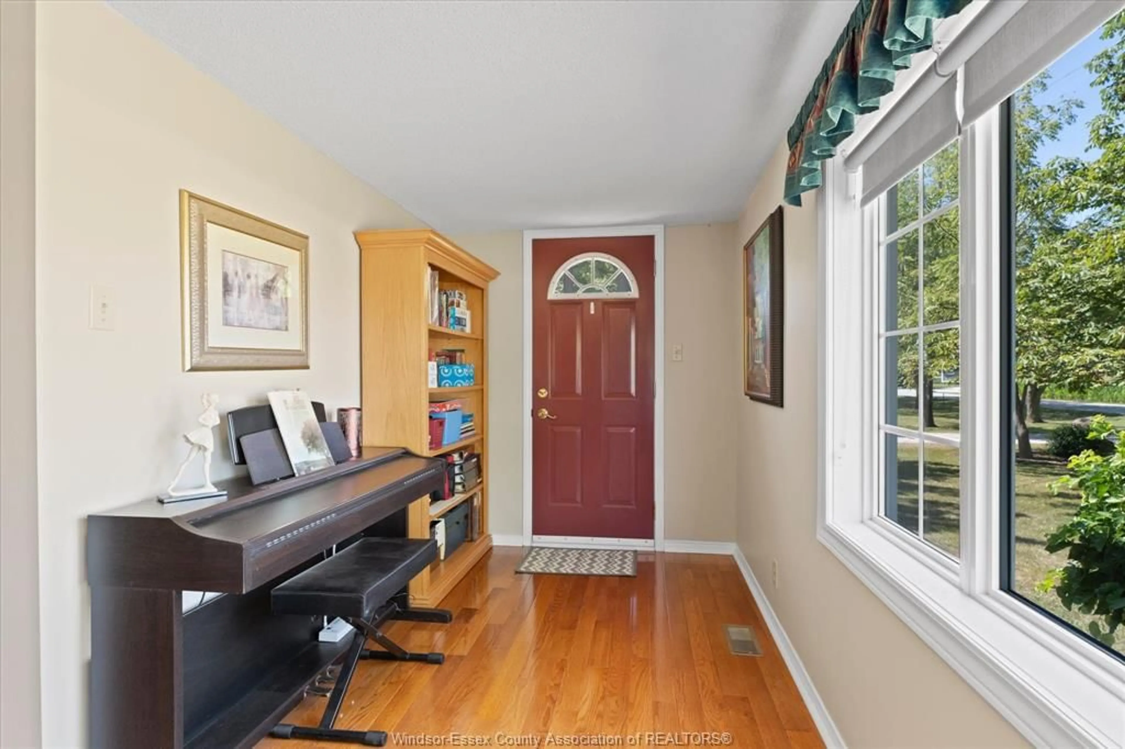 Indoor entryway for 768 WEST BELLE RIVER Rd, Lakeshore Ontario N8L 1N8