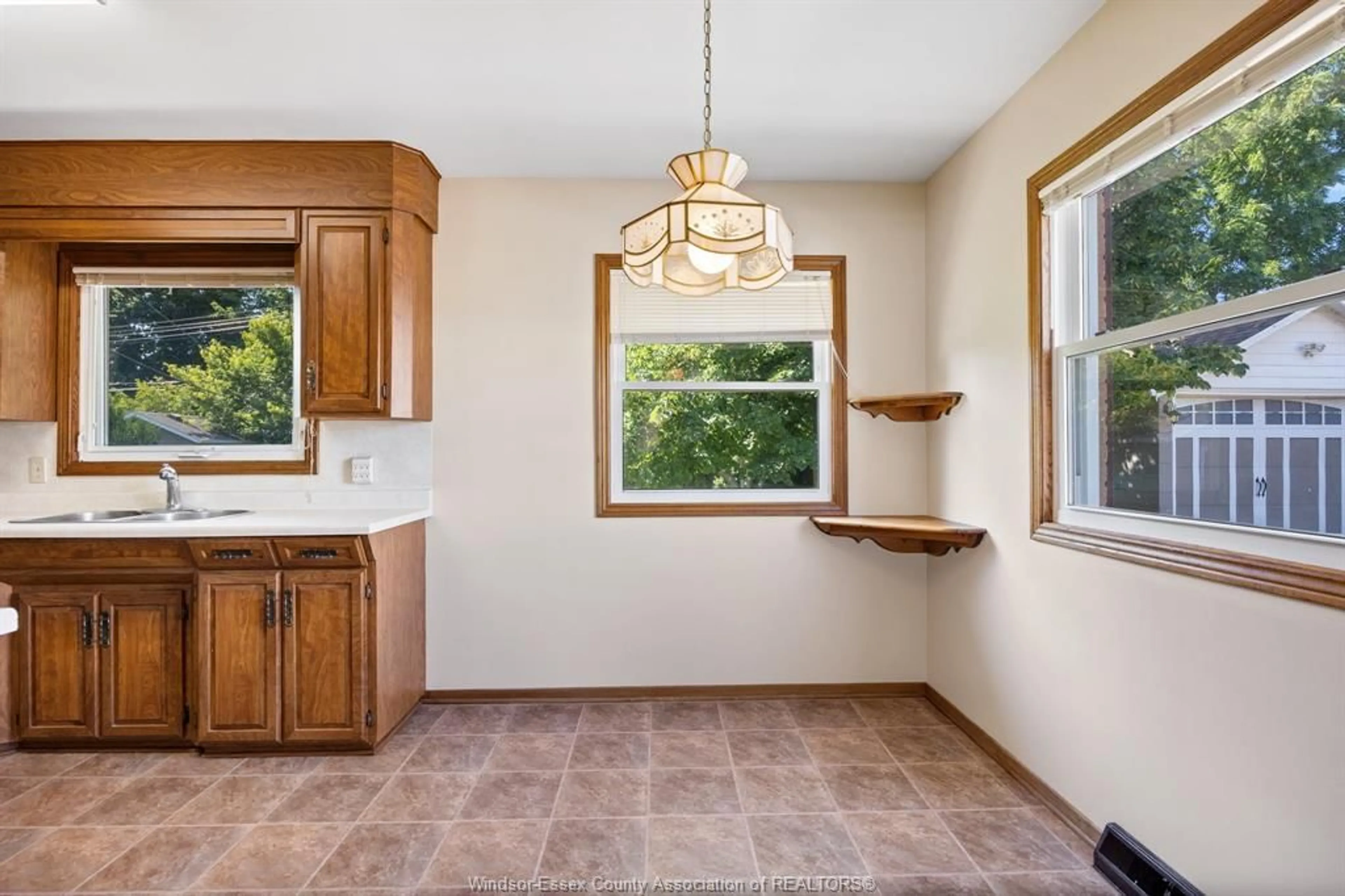 Standard kitchen, ceramic/tile floor for 12 GLADSTONE, Leamington Ontario N8H 2H5