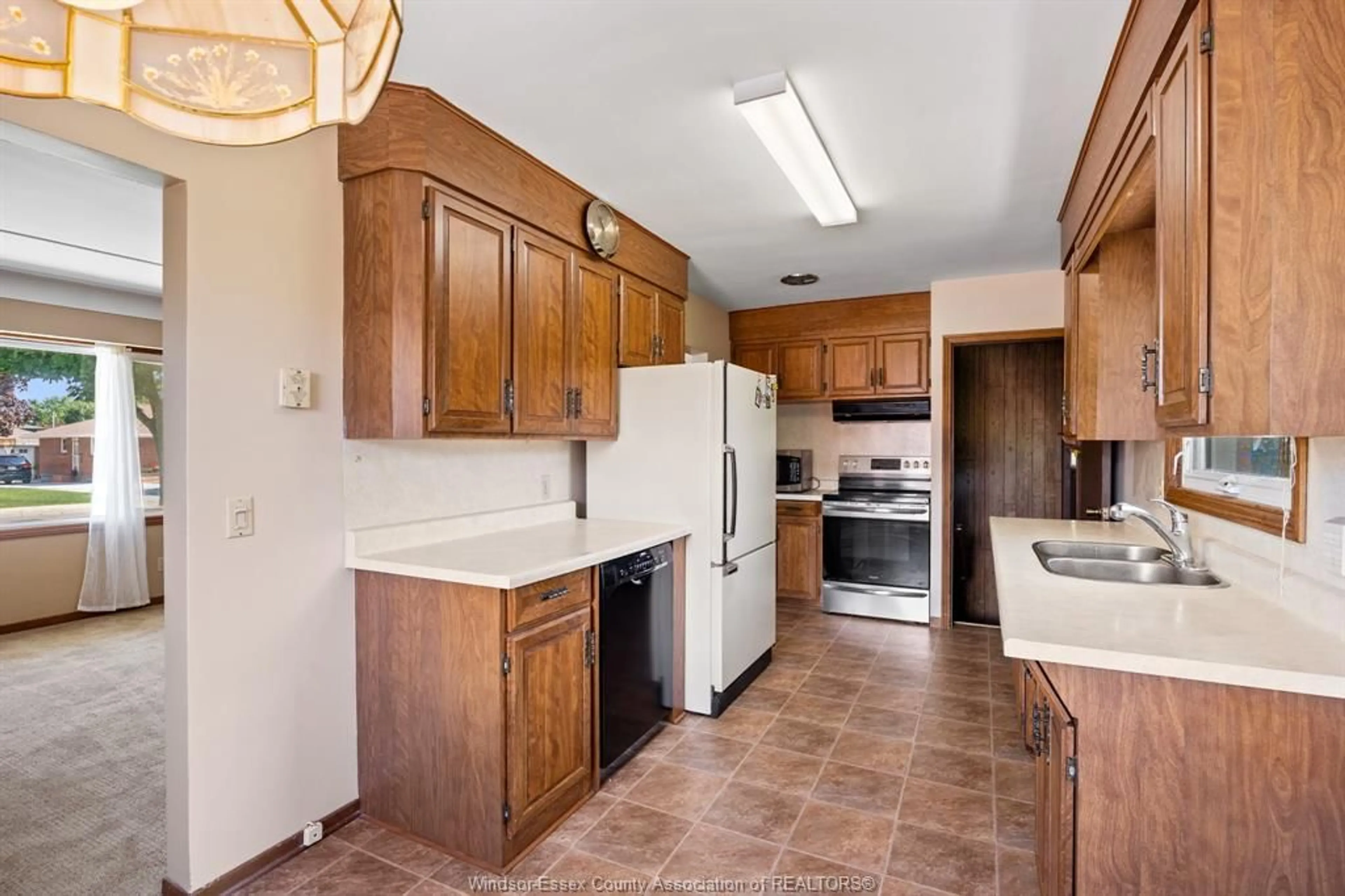 Standard kitchen, ceramic/tile floor for 12 GLADSTONE, Leamington Ontario N8H 2H5