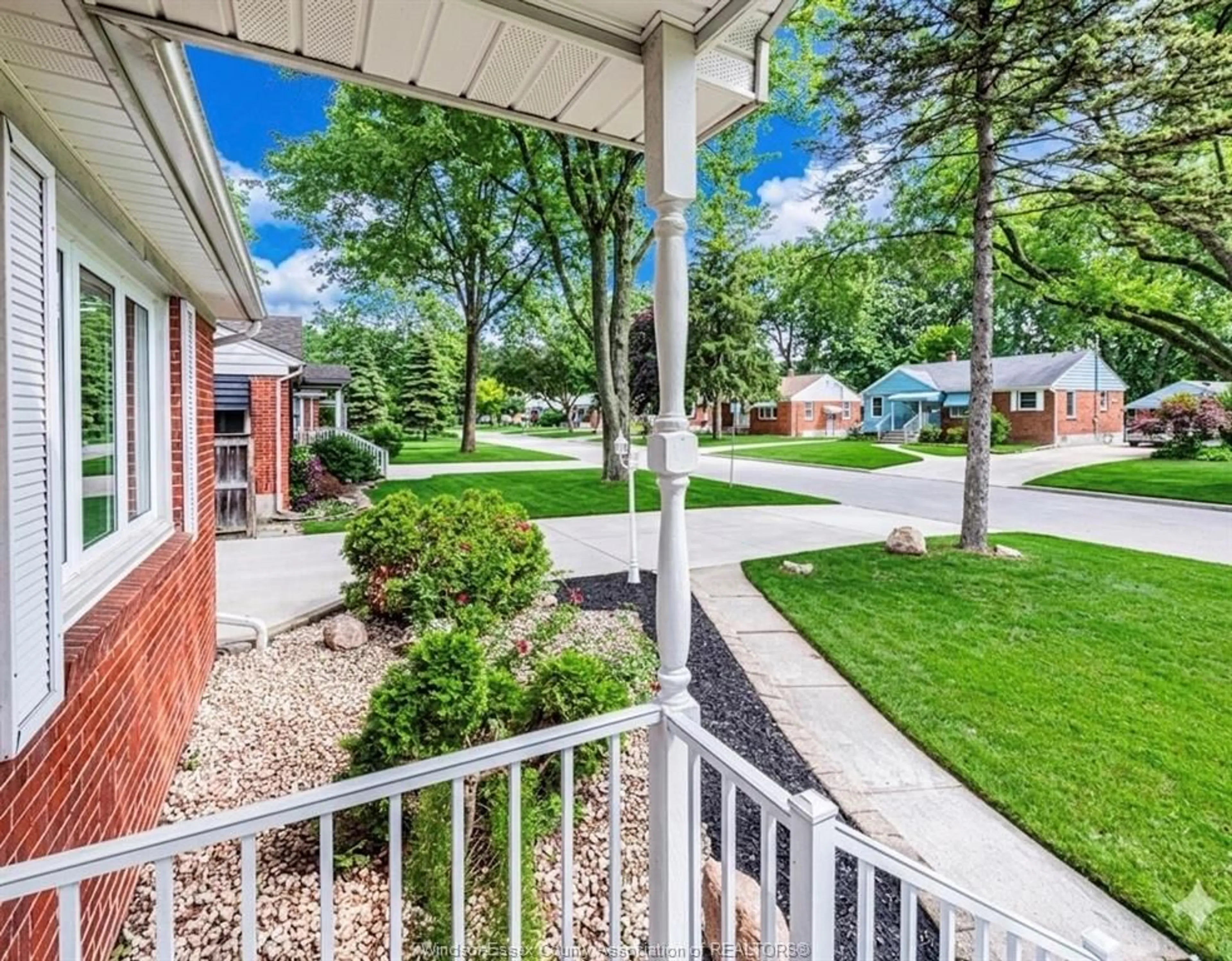 A pic from outside/outdoor area/front of a property/back of a property/a pic from drone, street for 3365 CURRY Ave, Windsor Ontario N9E 2T4