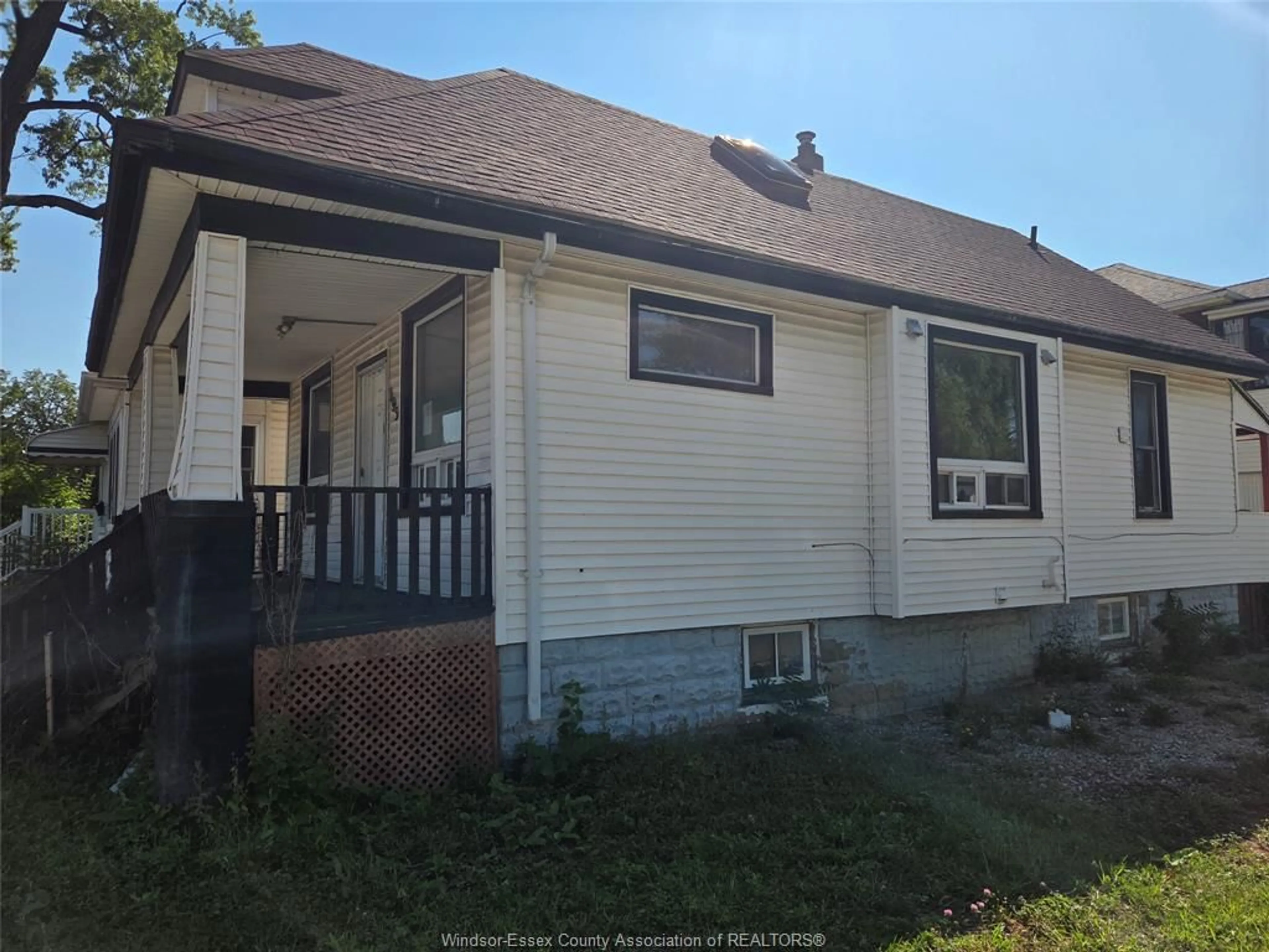 Unknown for 393 Newbury St, Windsor Ontario N9A 6A1