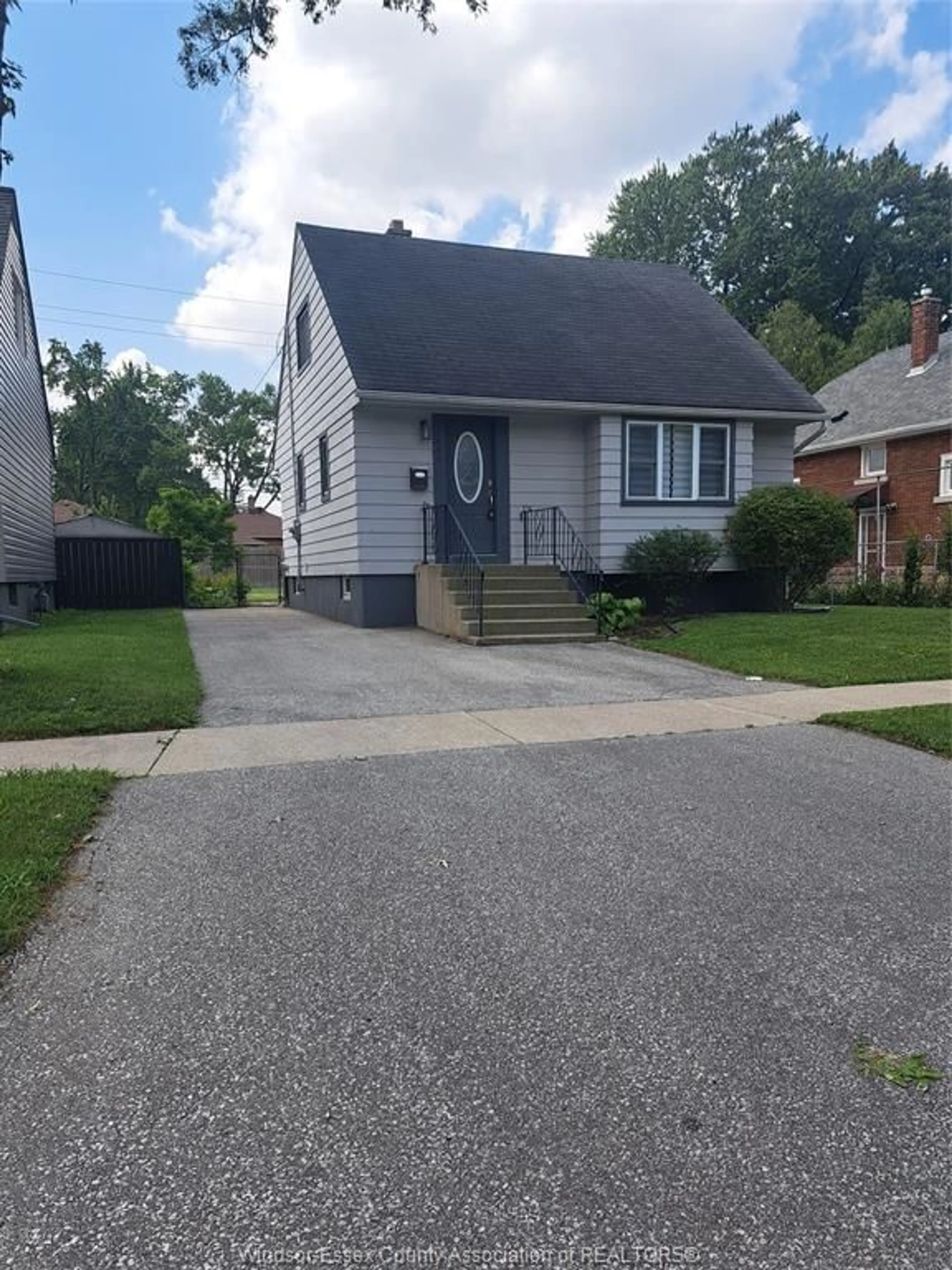 Home with vinyl exterior material, street for 1953 FRANCOIS Rd, Windsor Ontario N8W 4S9