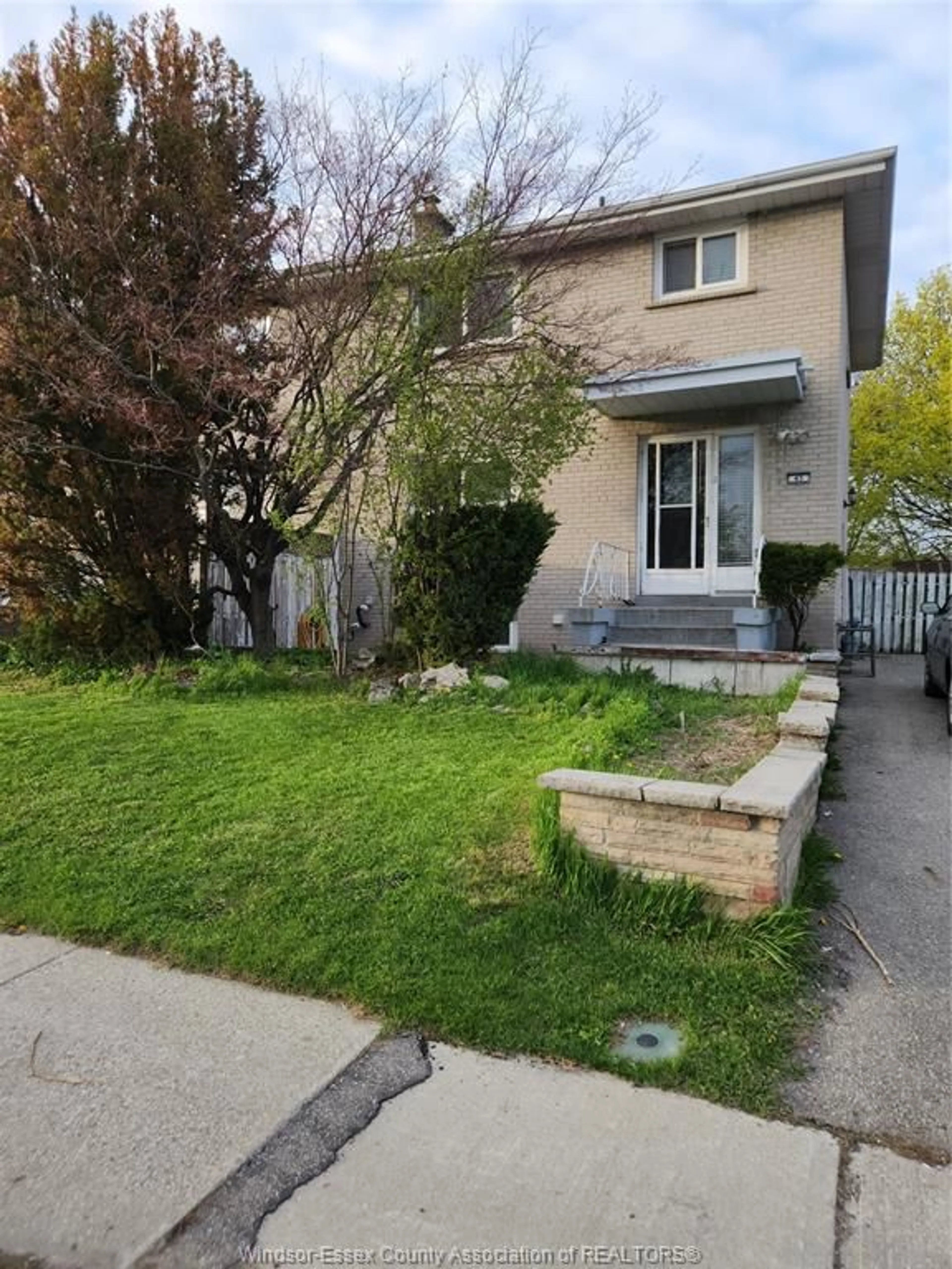 A pic from outside/outdoor area/front of a property/back of a property/a pic from drone, street for 45 ALOMA Cres, Brampton Ontario L6T 2N8