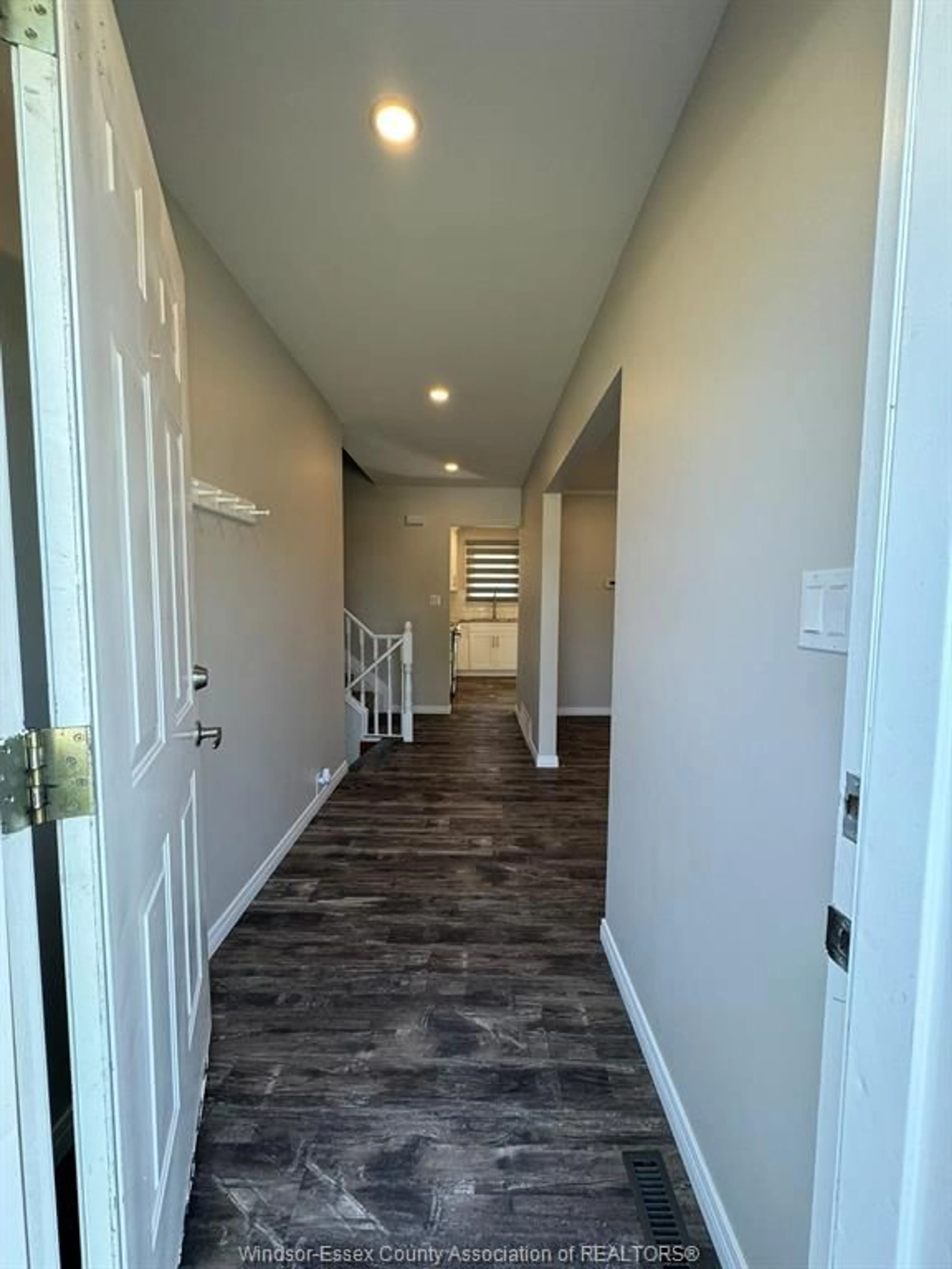 Indoor foyer for 1860 Service Rd, Kingsville Ontario N0P 2G0