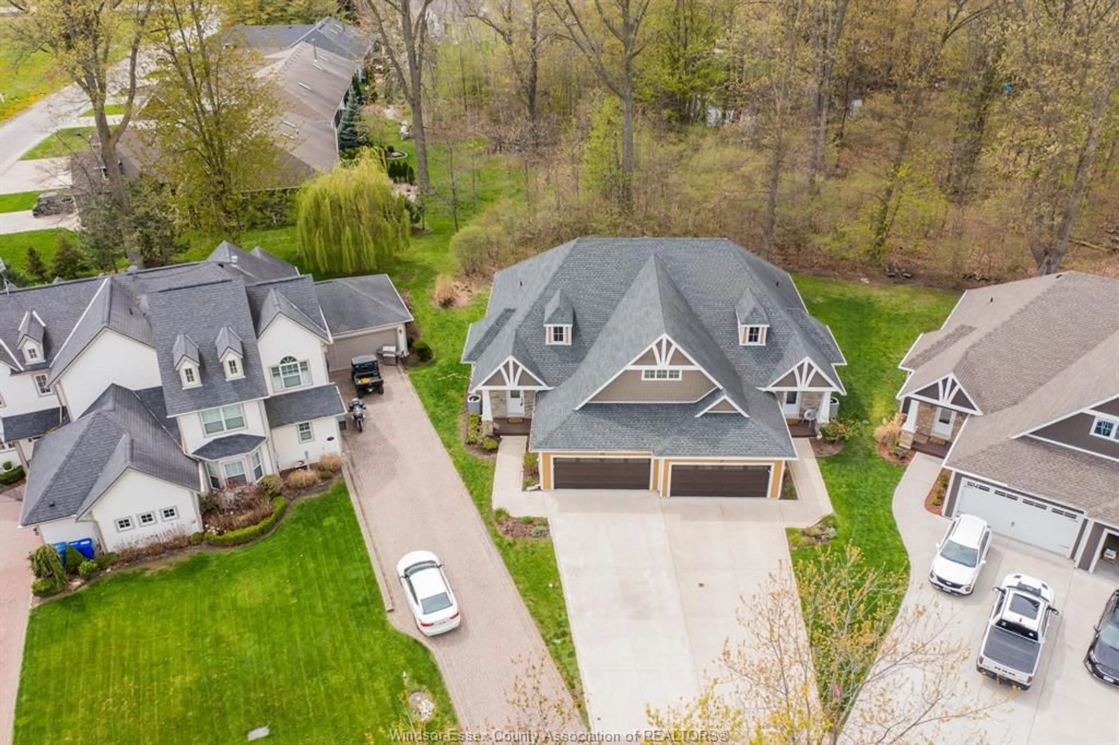 A pic from outside/outdoor area/front of a property/back of a property/a pic from drone, street for 69 RED OAK Cres, Amherstburg Ontario N9V 4C4