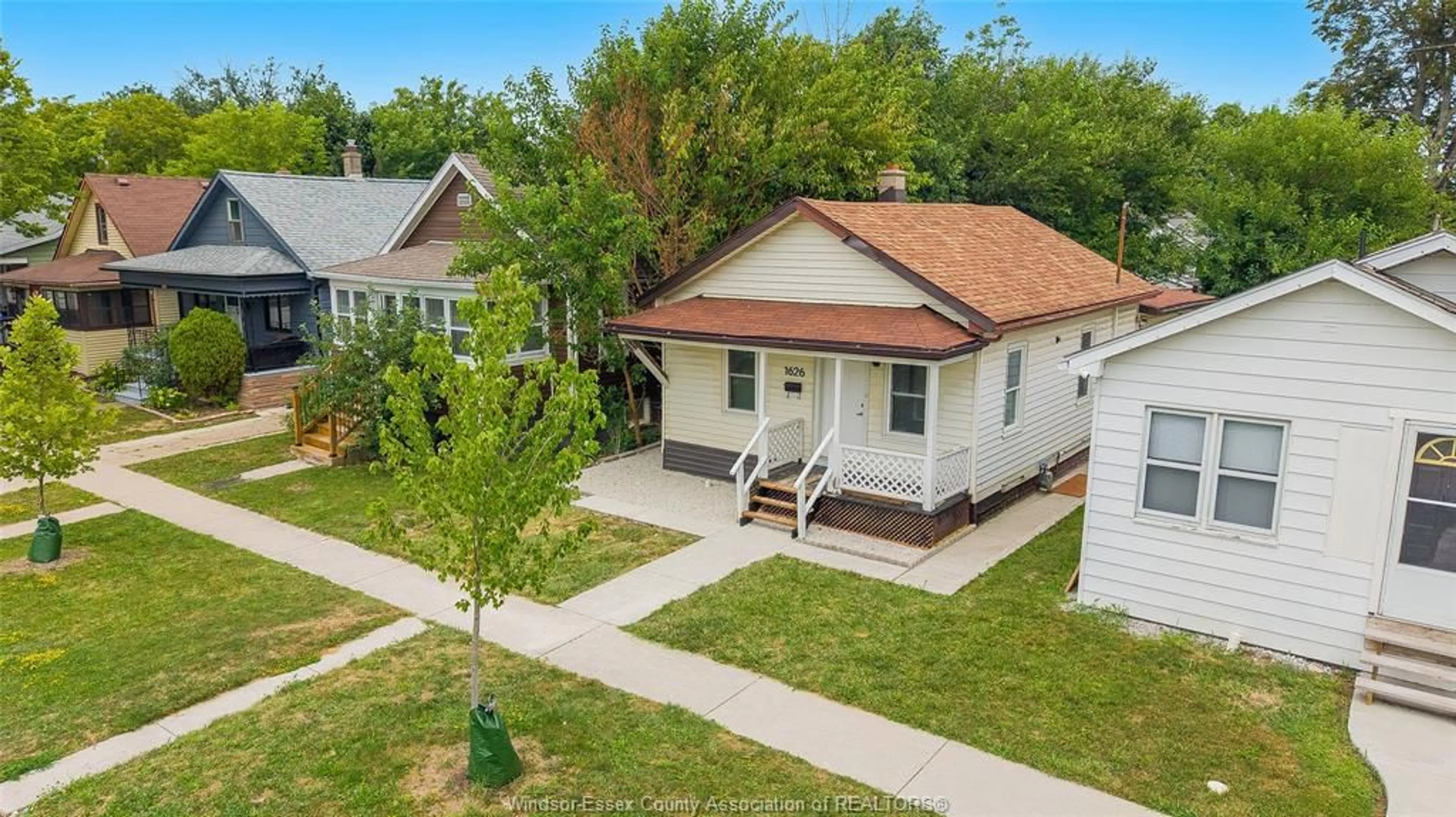 A pic from outside/outdoor area/front of a property/back of a property/a pic from drone, street for 1626 ALBERT, Windsor Ontario N8Y 3R5