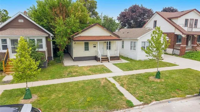 1626 ALBERT, Windsor 2