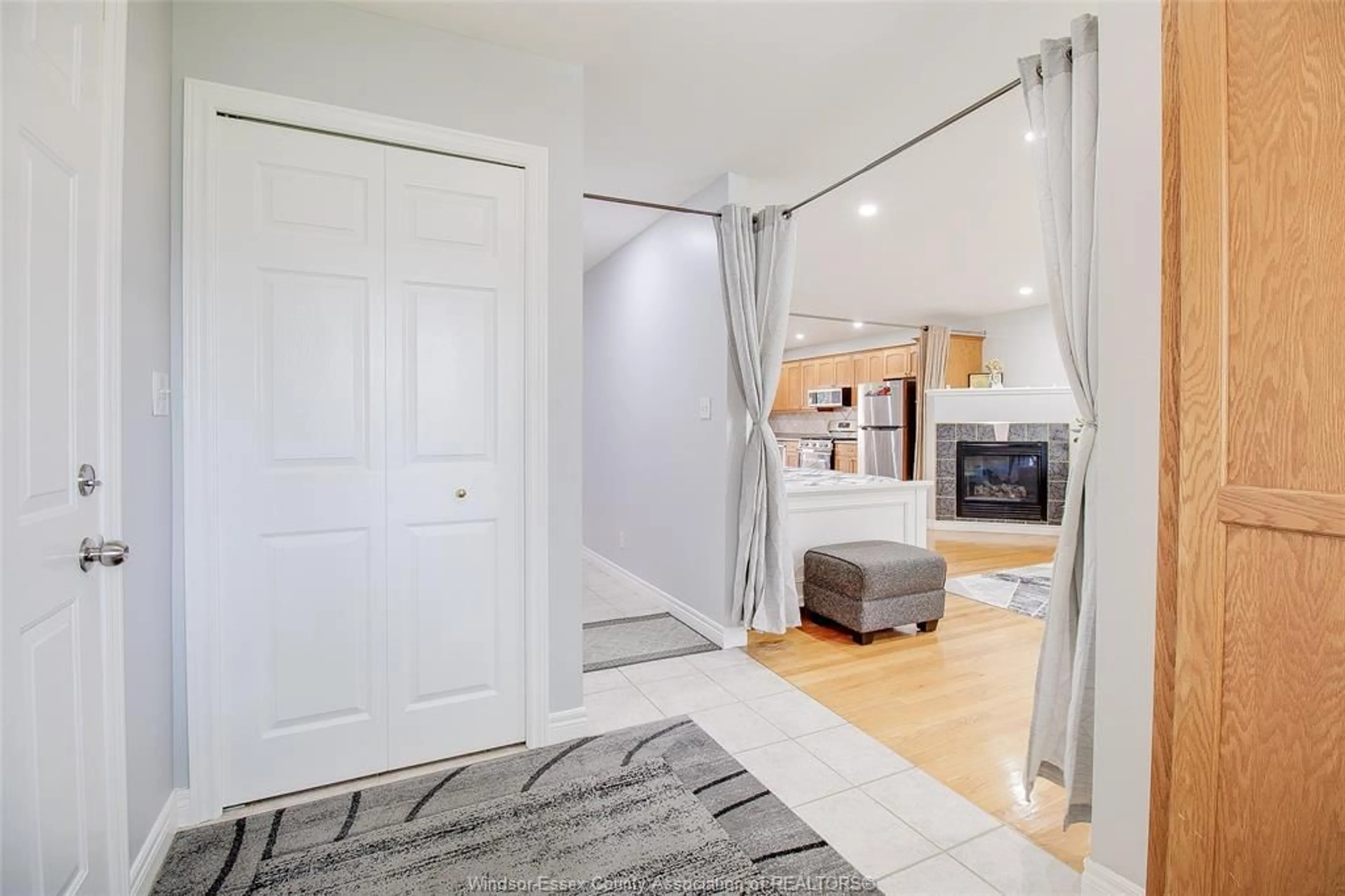 Indoor entryway for 2759 MCKAY Ave, Windsor Ontario N9E 2P7