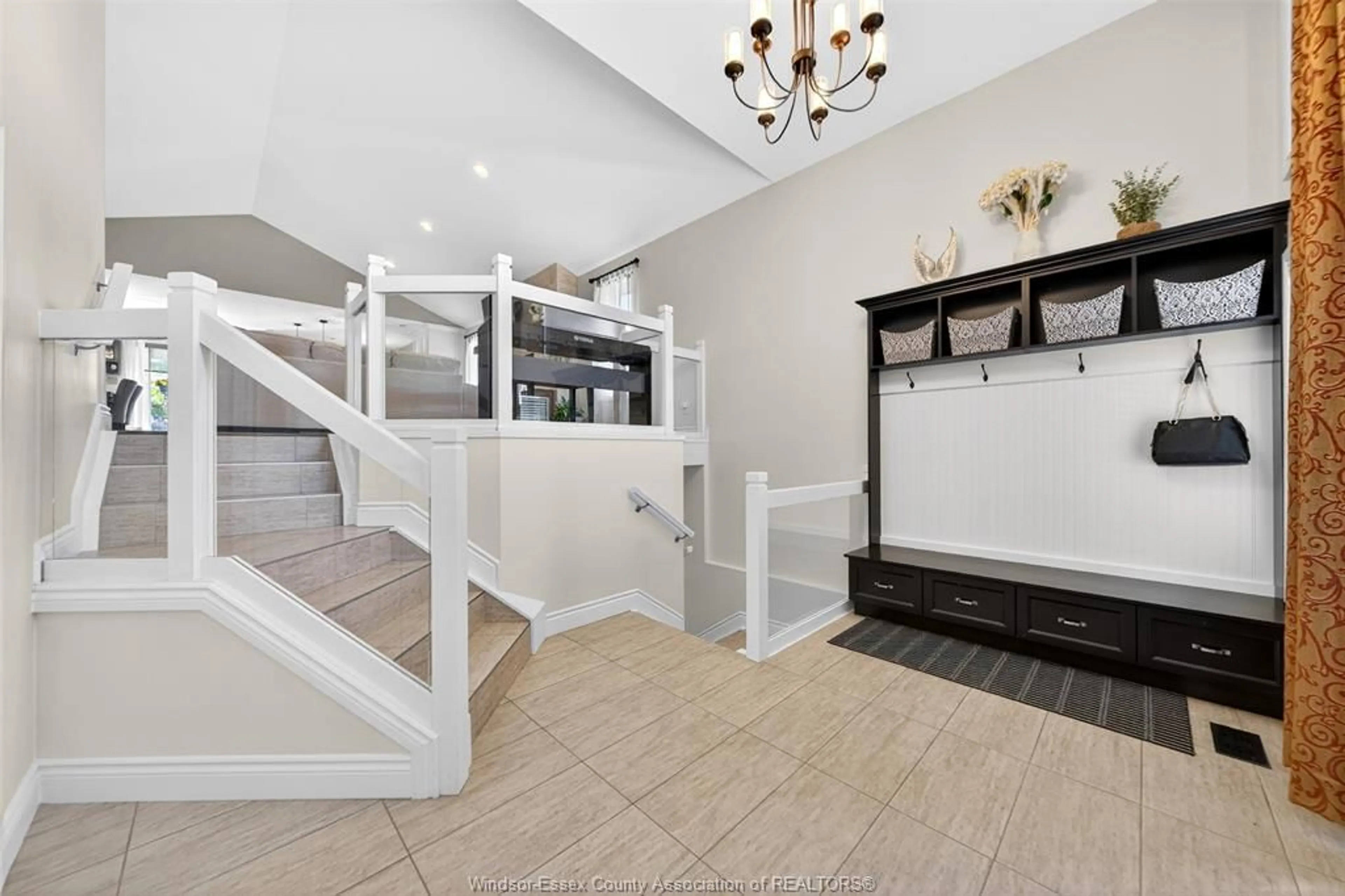 Indoor foyer for 3939 WILDWOOD Dr, Windsor Ontario N8R 2L4
