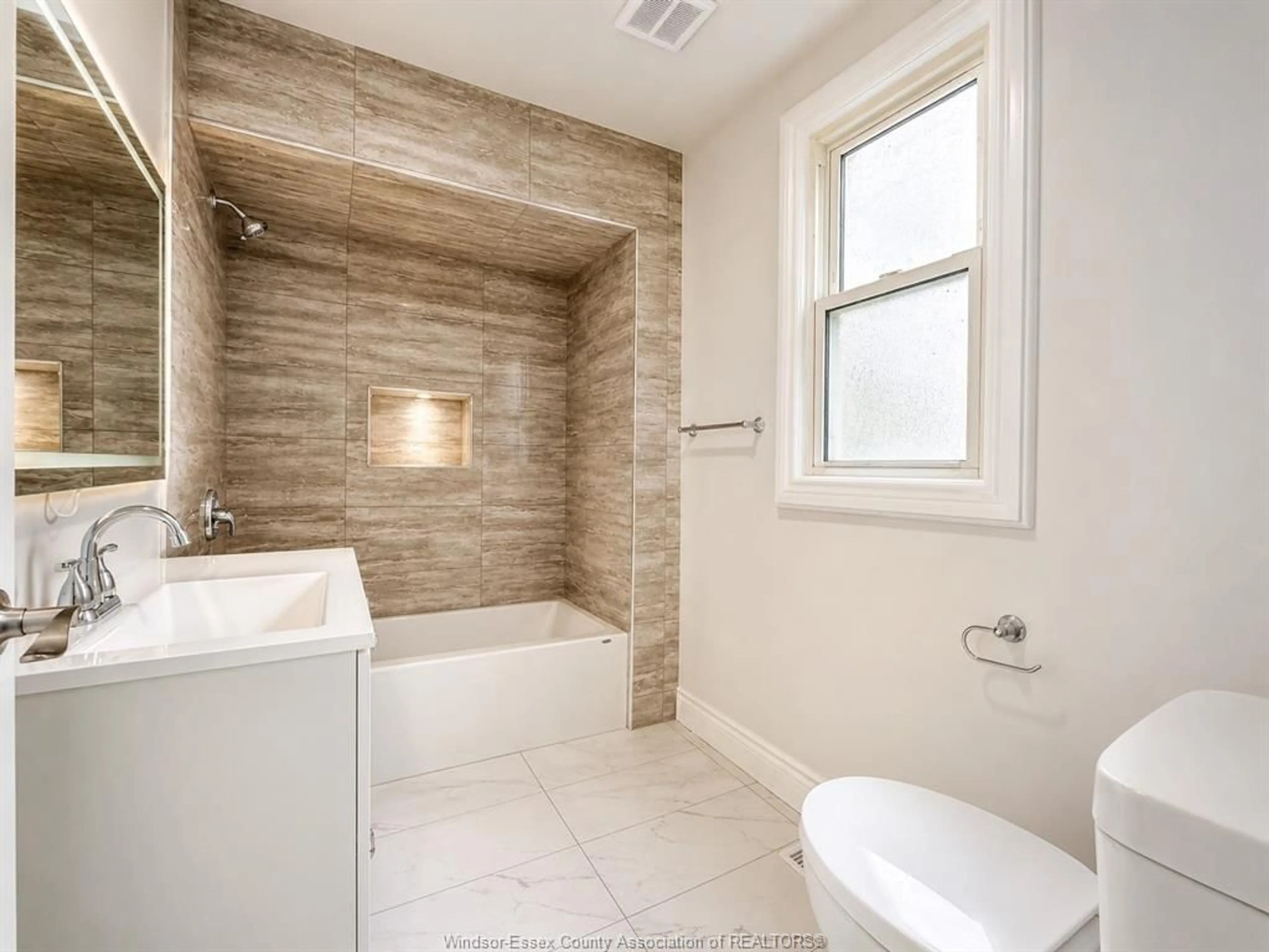 Contemporary bathroom, ceramic/tile floor for 248 JOSEPHINE, Windsor Ontario N9B 2K8