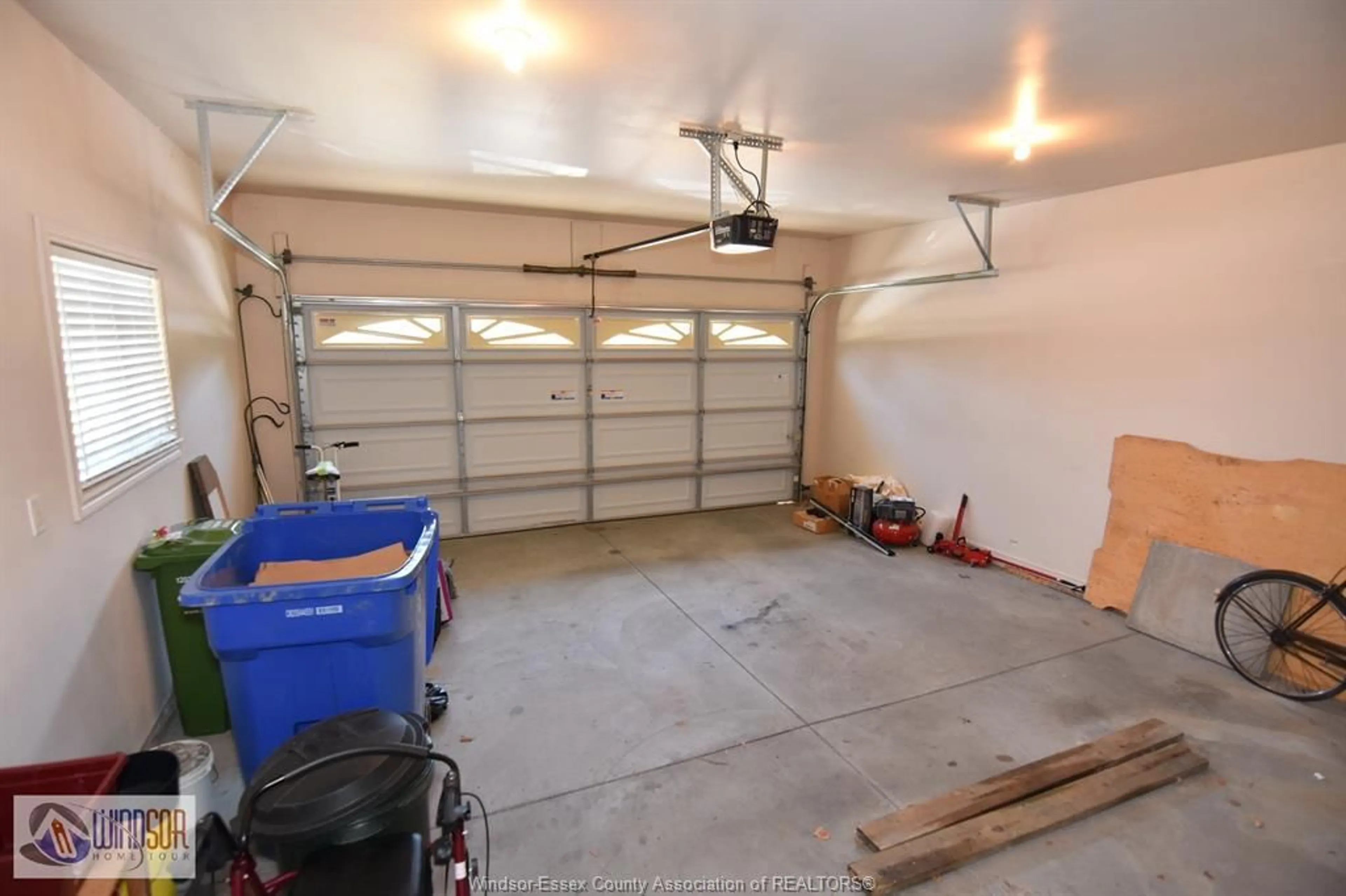 Indoor garage for 1664 NAPLES, LaSalle Ontario N9J 3Y9