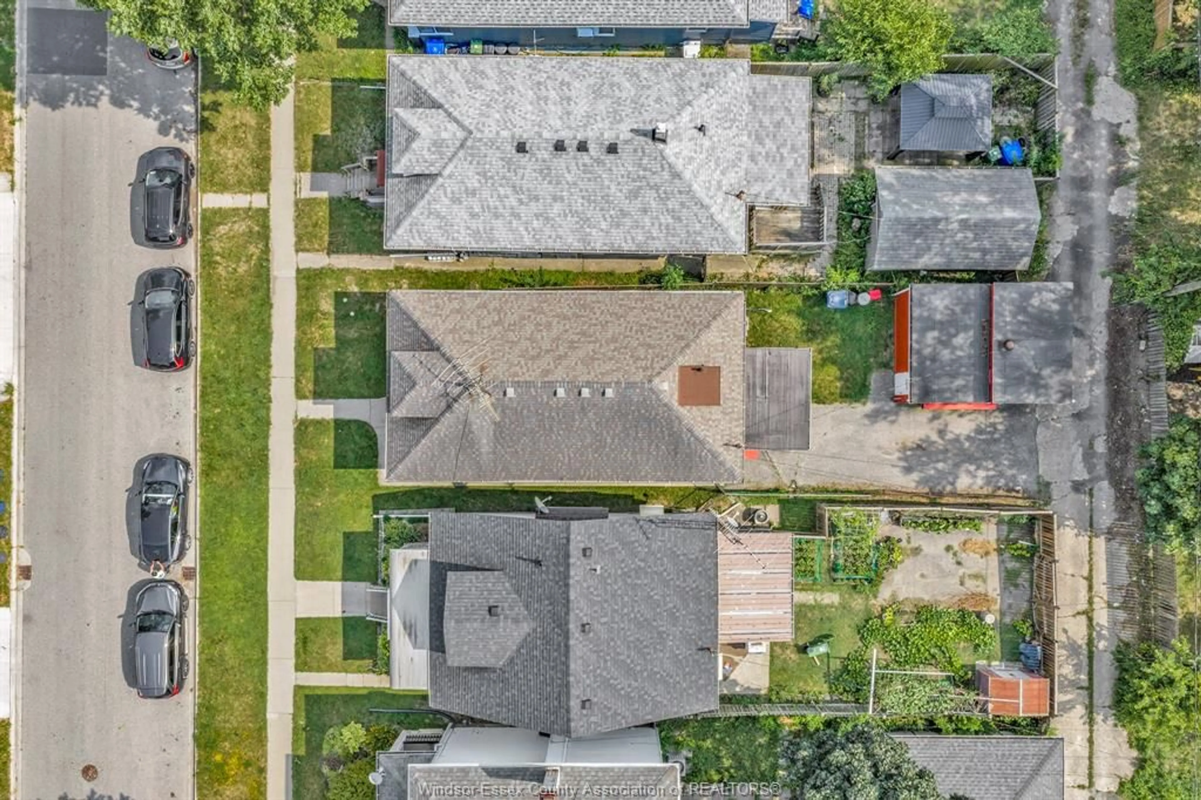 A pic from outside/outdoor area/front of a property/back of a property/a pic from drone, street for 489 MCKAY, Windsor Ontario N9B 1Z7