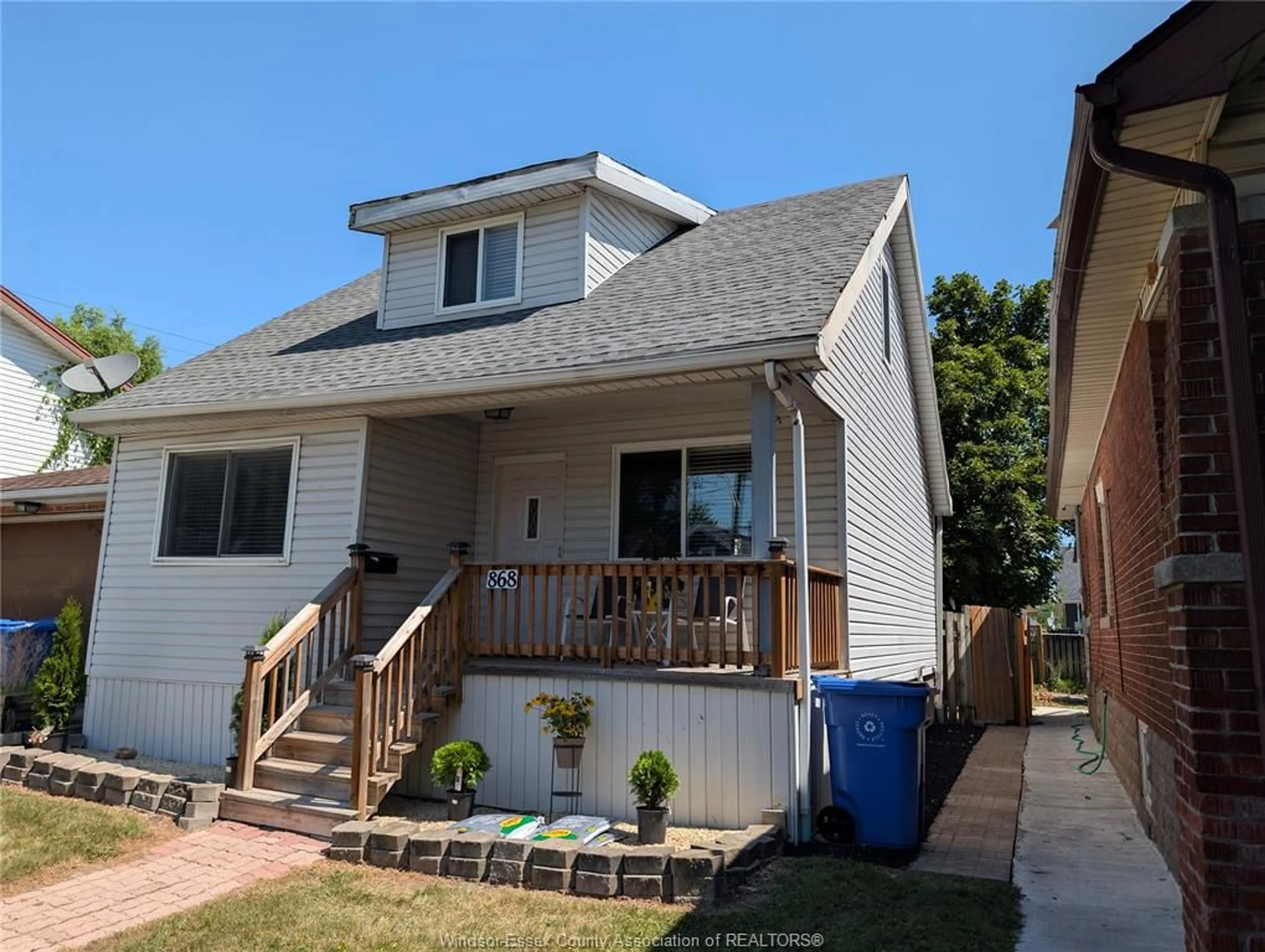 Home with vinyl exterior material, street for 868 ELM, Windsor Ontario N9A 5H3