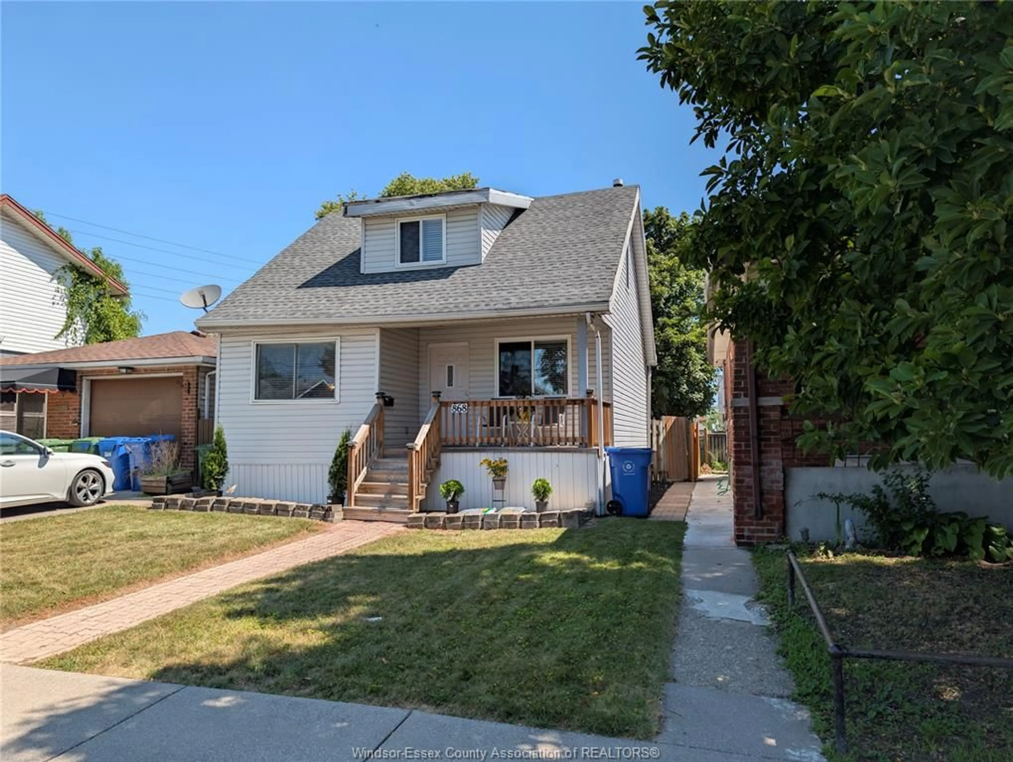 Home with vinyl exterior material, street for 868 ELM, Windsor Ontario N9A 5H3