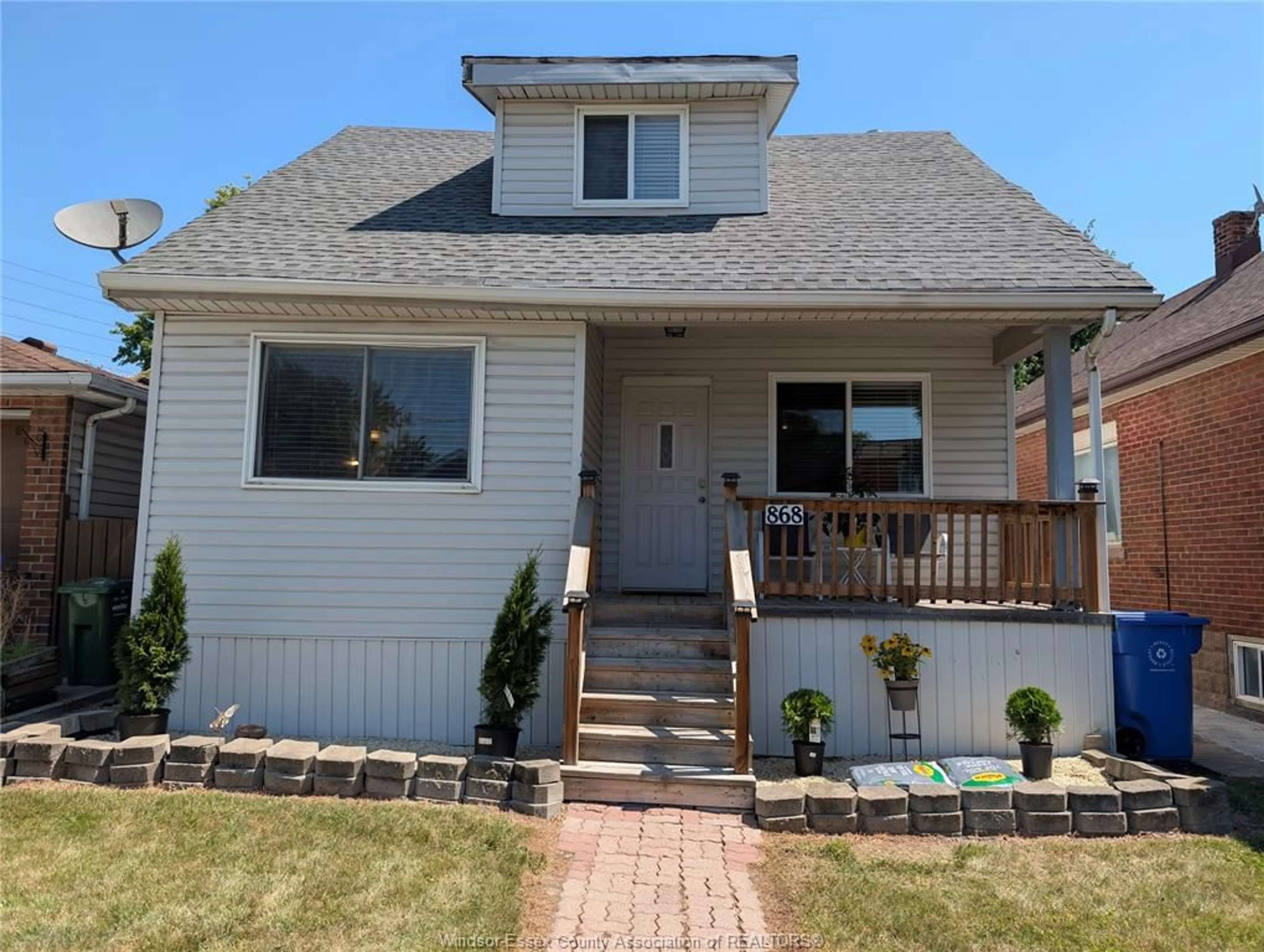 Home with vinyl exterior material, street for 868 ELM, Windsor Ontario N9A 5H3
