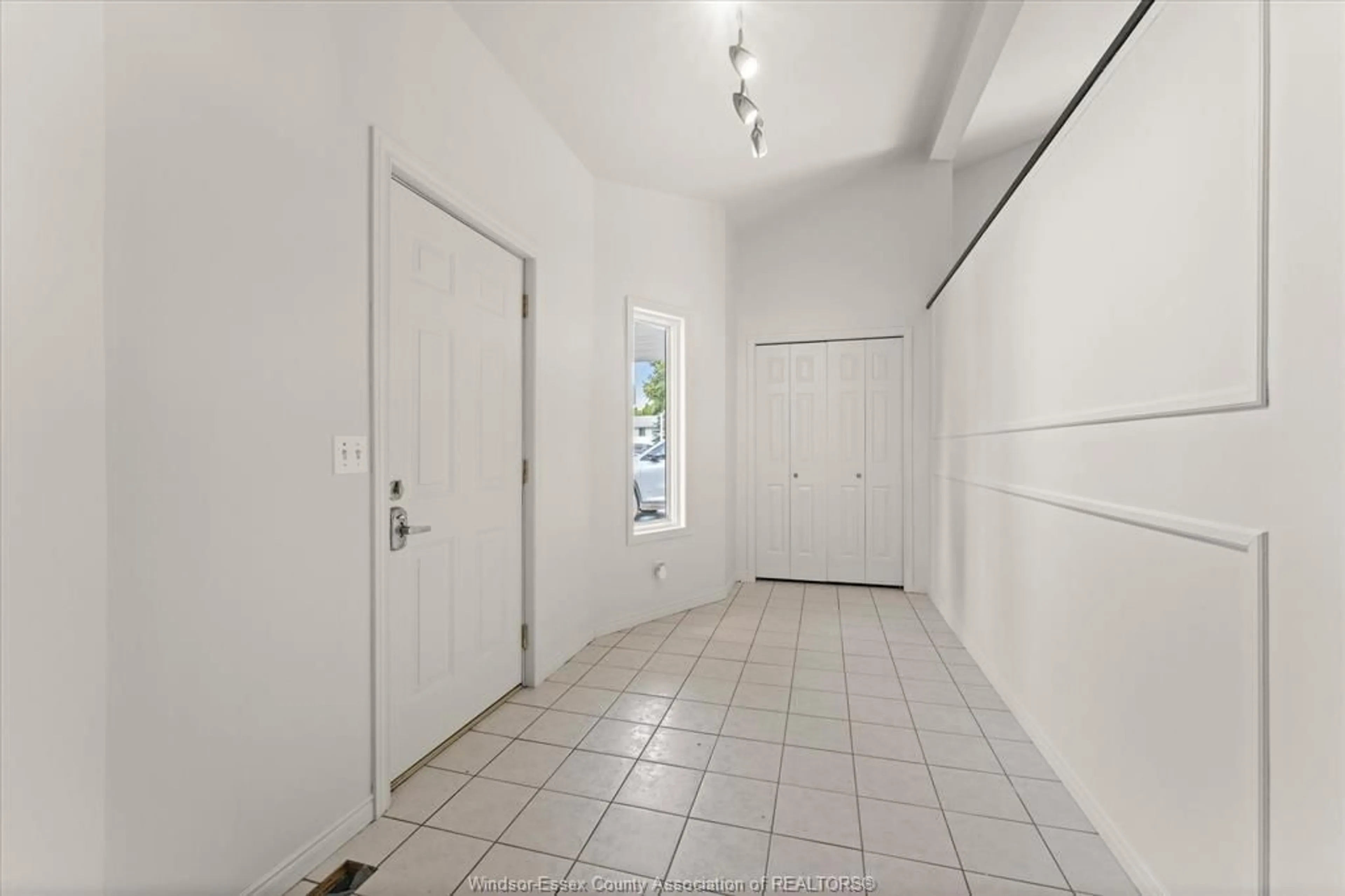 Indoor foyer for 421 GIBB St, Amherstburg Ontario N9V 3V7