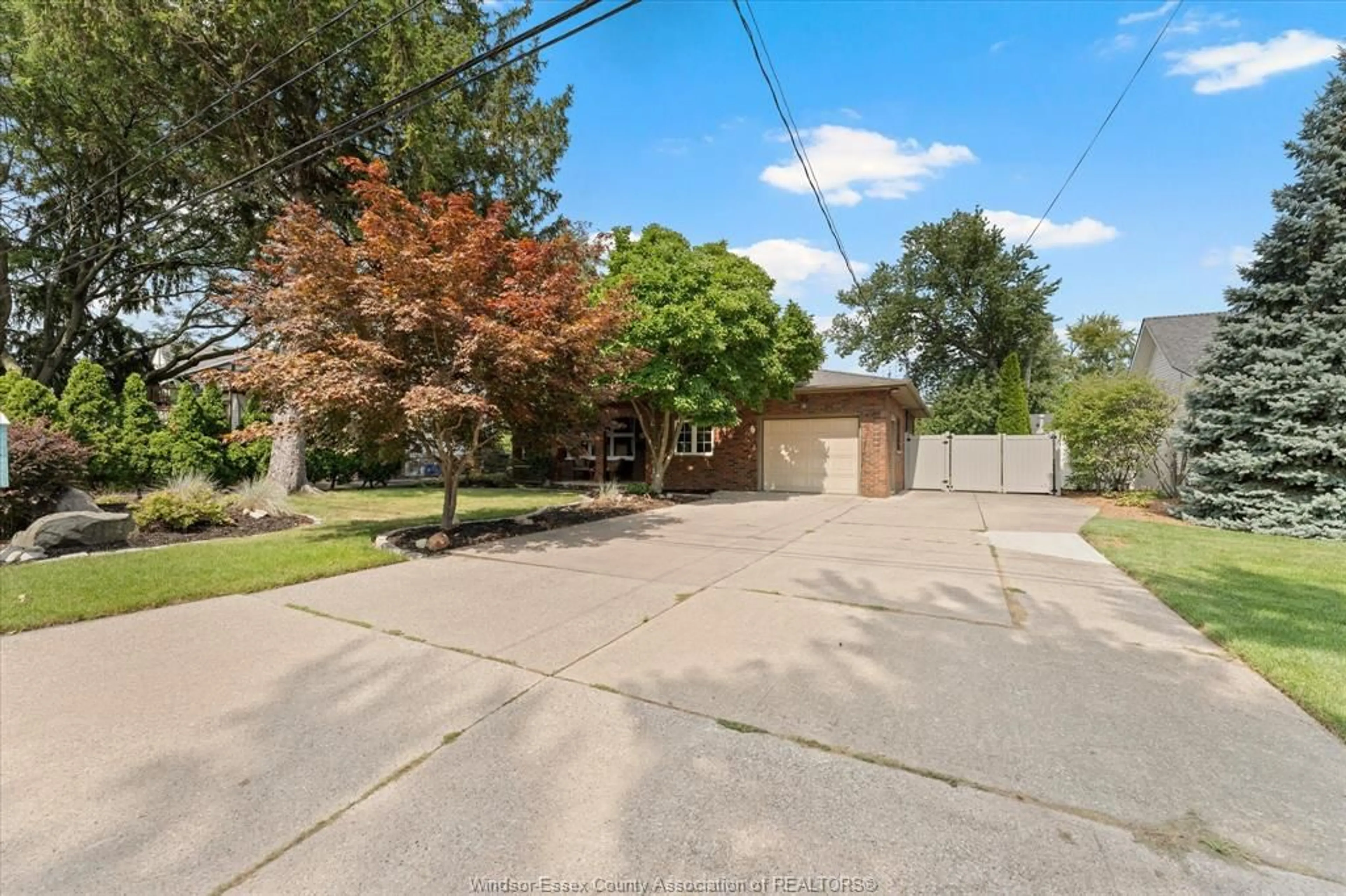 A pic from outside/outdoor area/front of a property/back of a property/a pic from drone, street for 4060 KENNEDY Dr, Windsor Ontario N9G 1X8