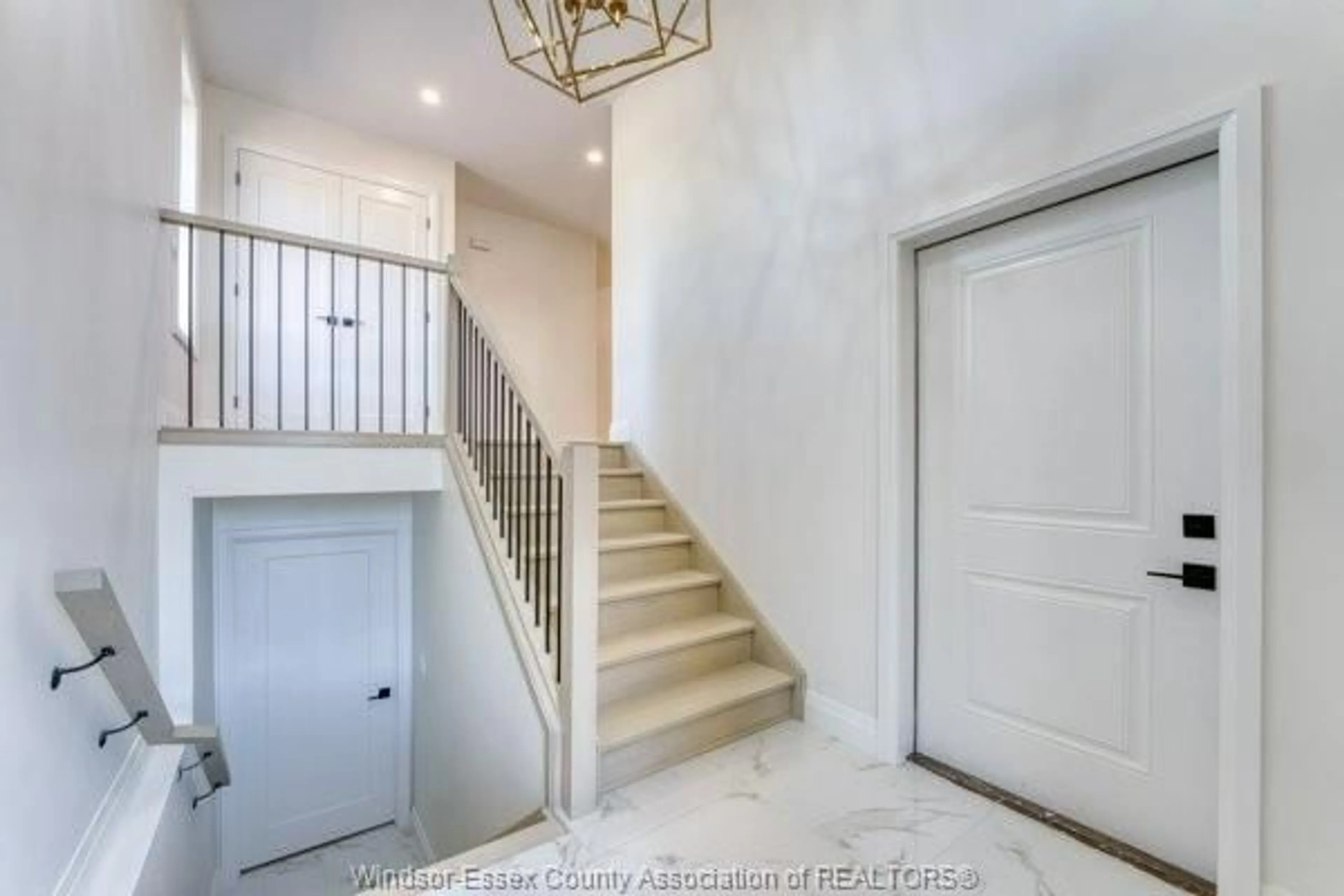 Indoor entryway for 348 MAYRAND St, LaSalle Ontario N9J 0E7