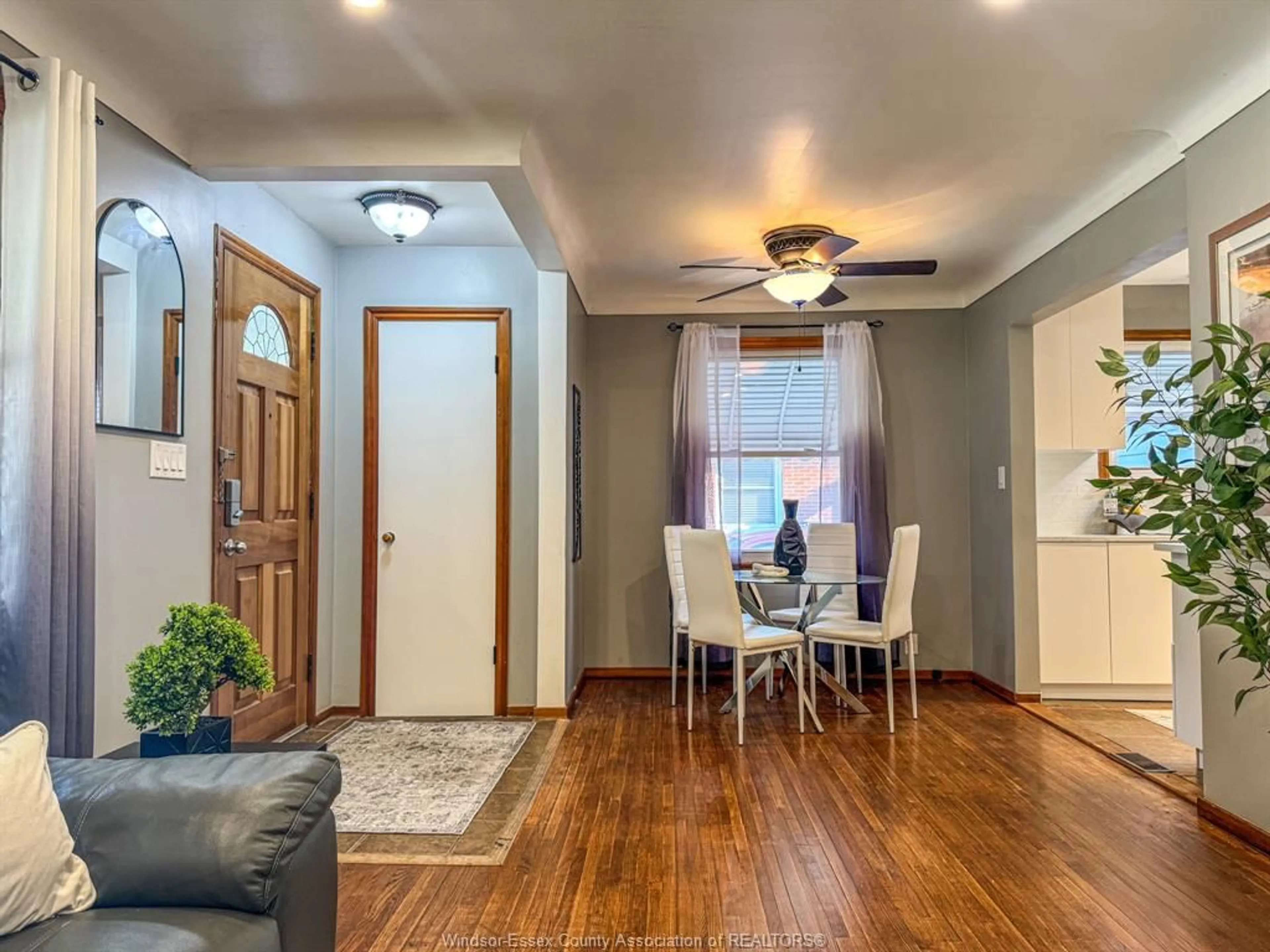 Indoor entryway for 979 BELLEPERCHE PLACE, Windsor Ontario N8S 3C2