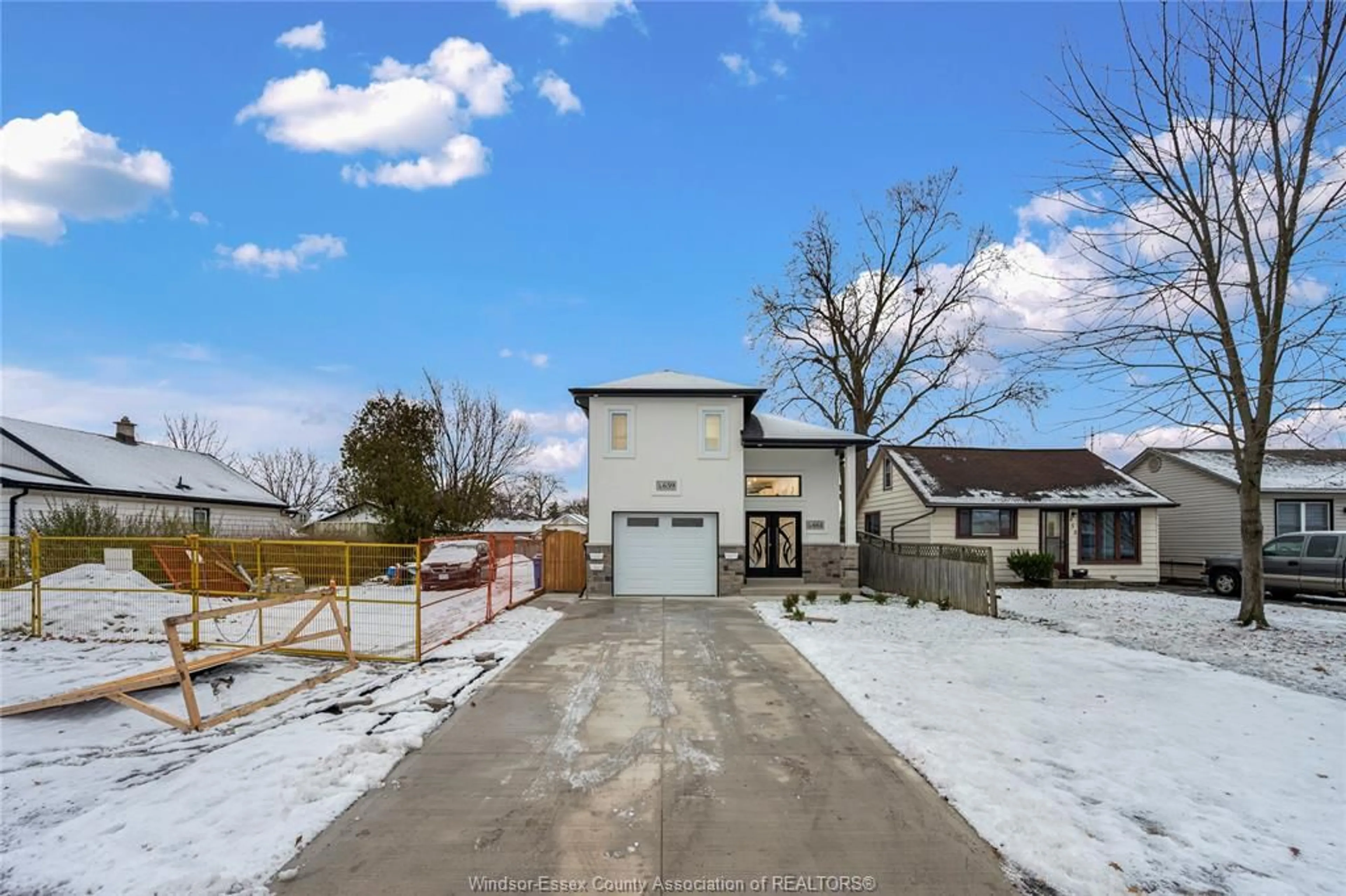 A pic from outside/outdoor area/front of a property/back of a property/a pic from drone, street for 665 ALEXANDRINE St, Windsor Ontario N8X 3C1