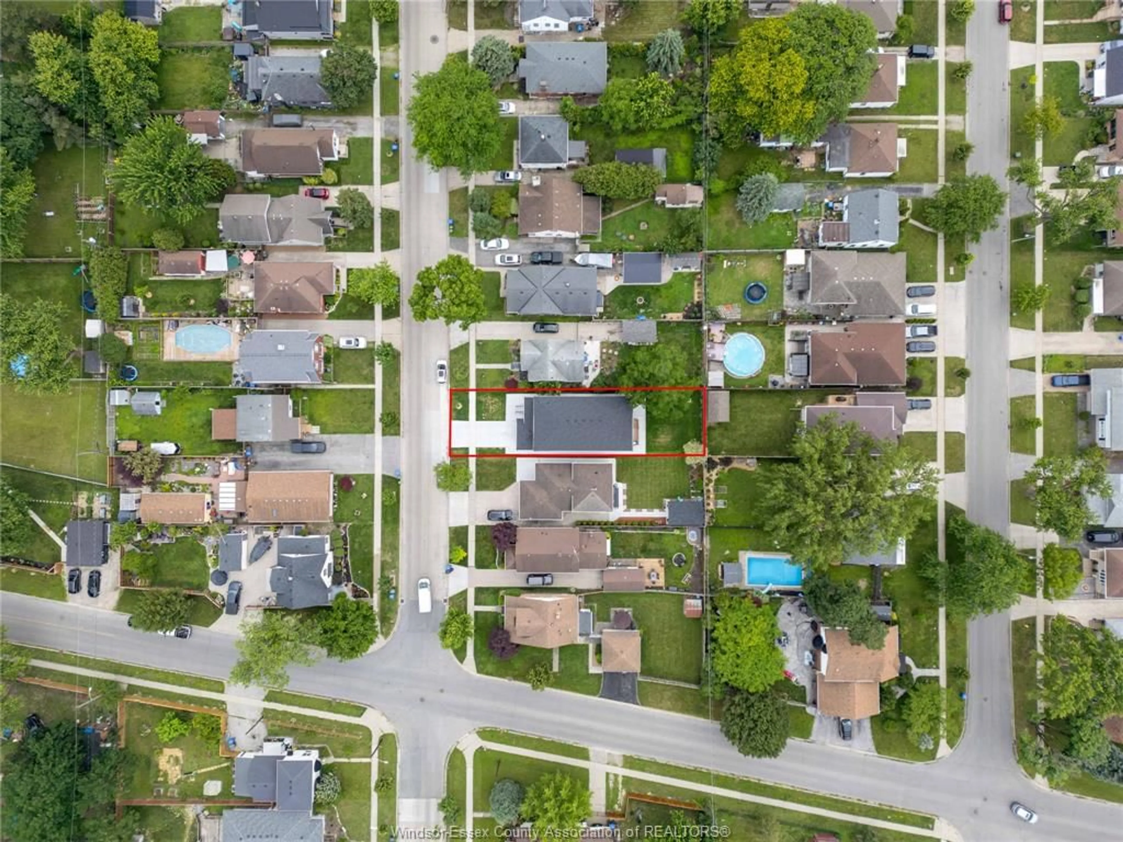 A pic from outside/outdoor area/front of a property/back of a property/a pic from drone, street for 1019 GLIDDEN, Windsor Ontario N8S 2N9