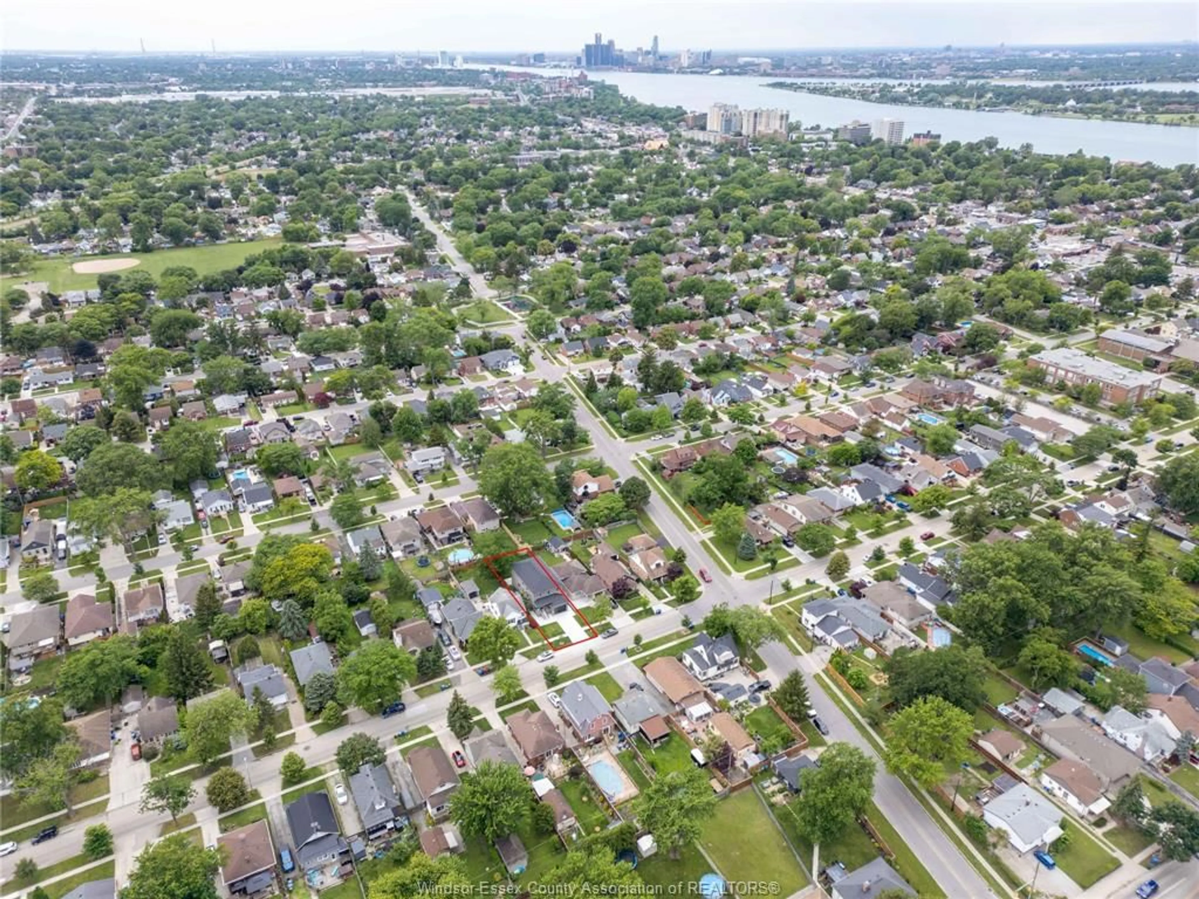 A pic from outside/outdoor area/front of a property/back of a property/a pic from drone, street for 1019 GLIDDEN, Windsor Ontario N8S 2N9