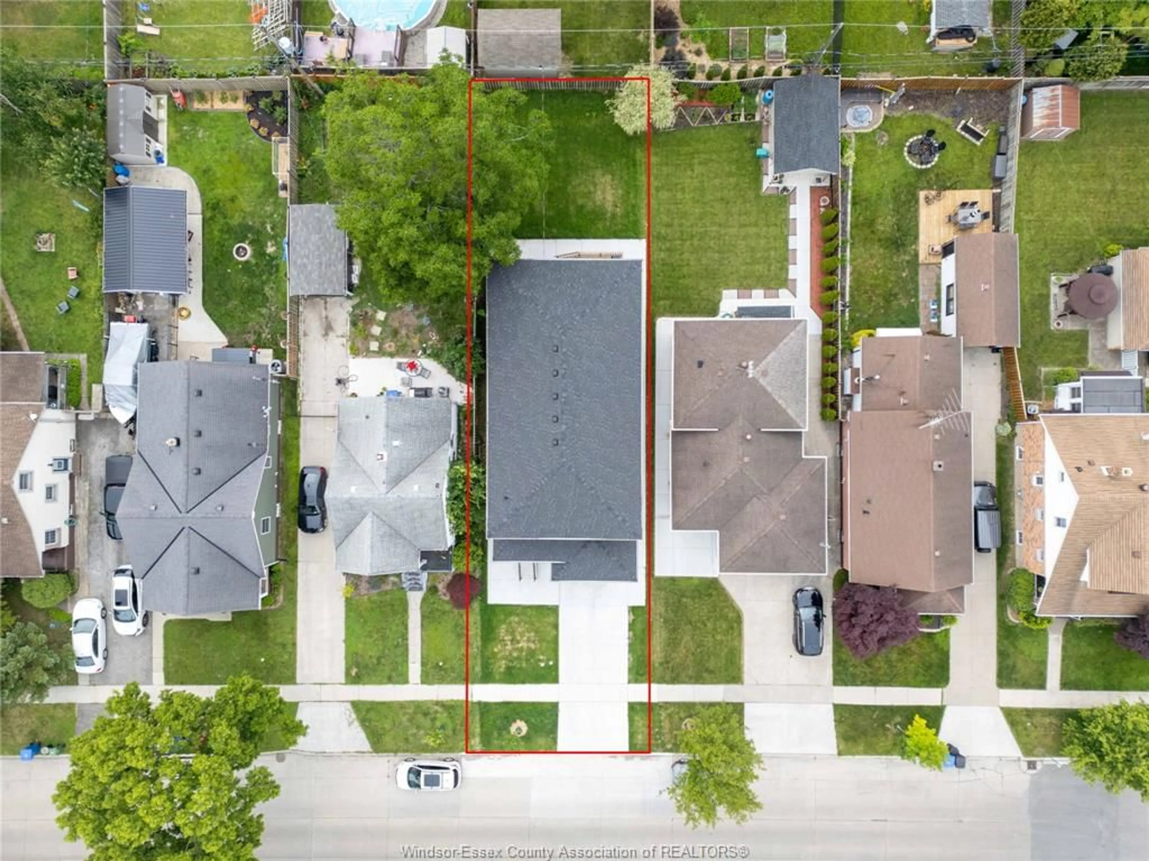 A pic from outside/outdoor area/front of a property/back of a property/a pic from drone, street for 1019 GLIDDEN, Windsor Ontario N8S 2N9