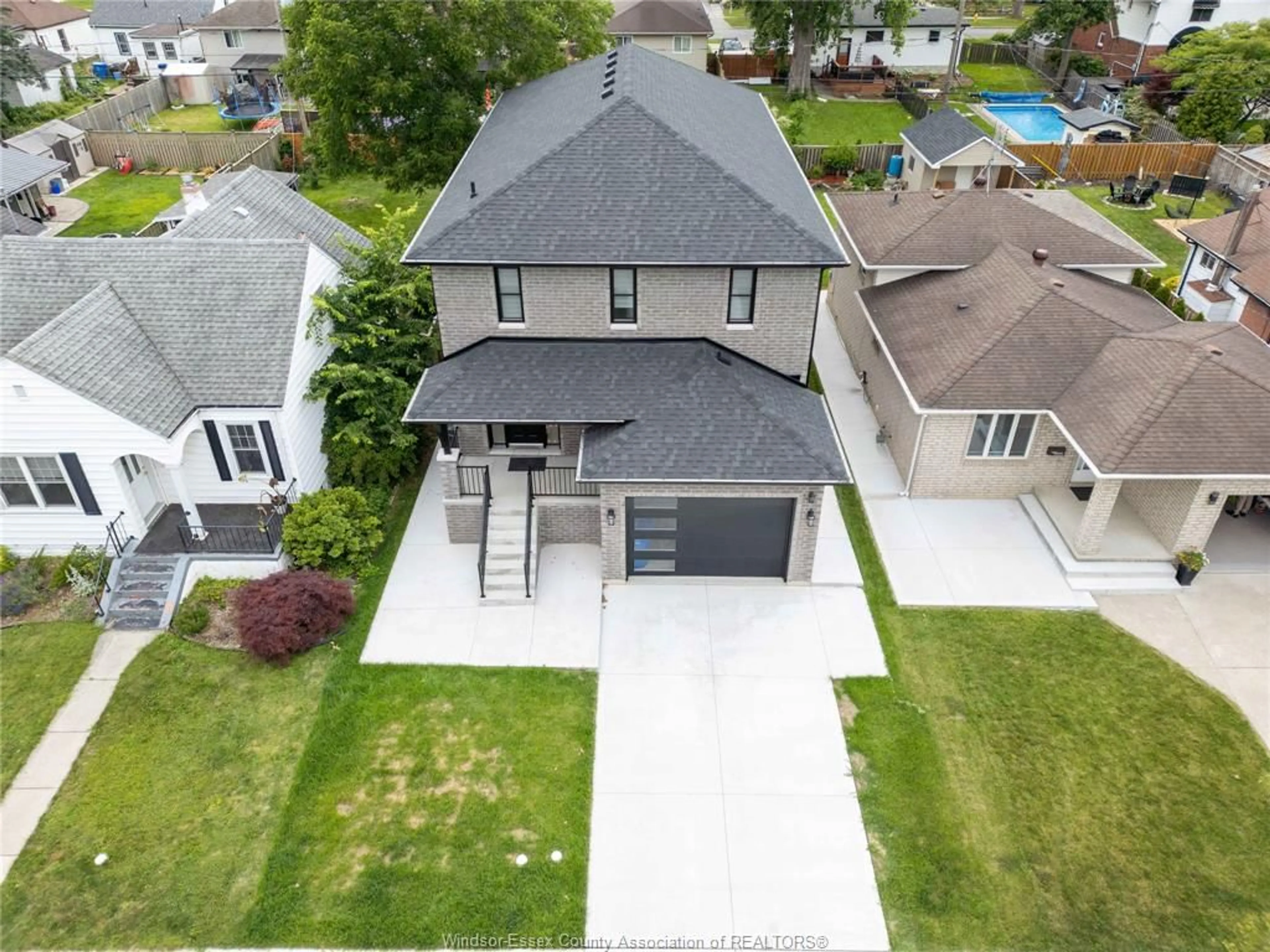A pic from outside/outdoor area/front of a property/back of a property/a pic from drone, street for 1019 GLIDDEN, Windsor Ontario N8S 2N9