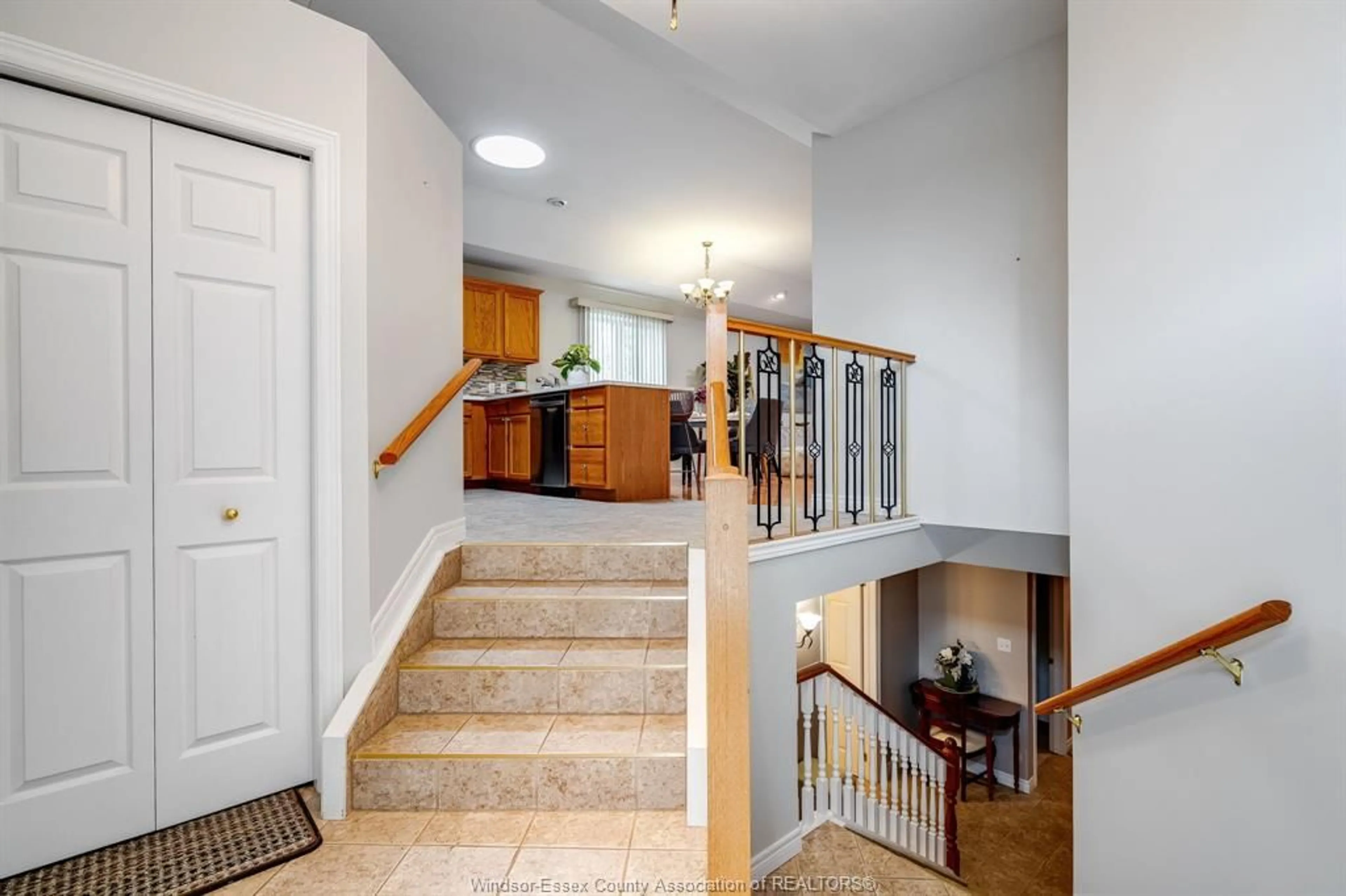 Indoor entryway for 97 Theresa Trail, Leamington Ontario N8H 5M8