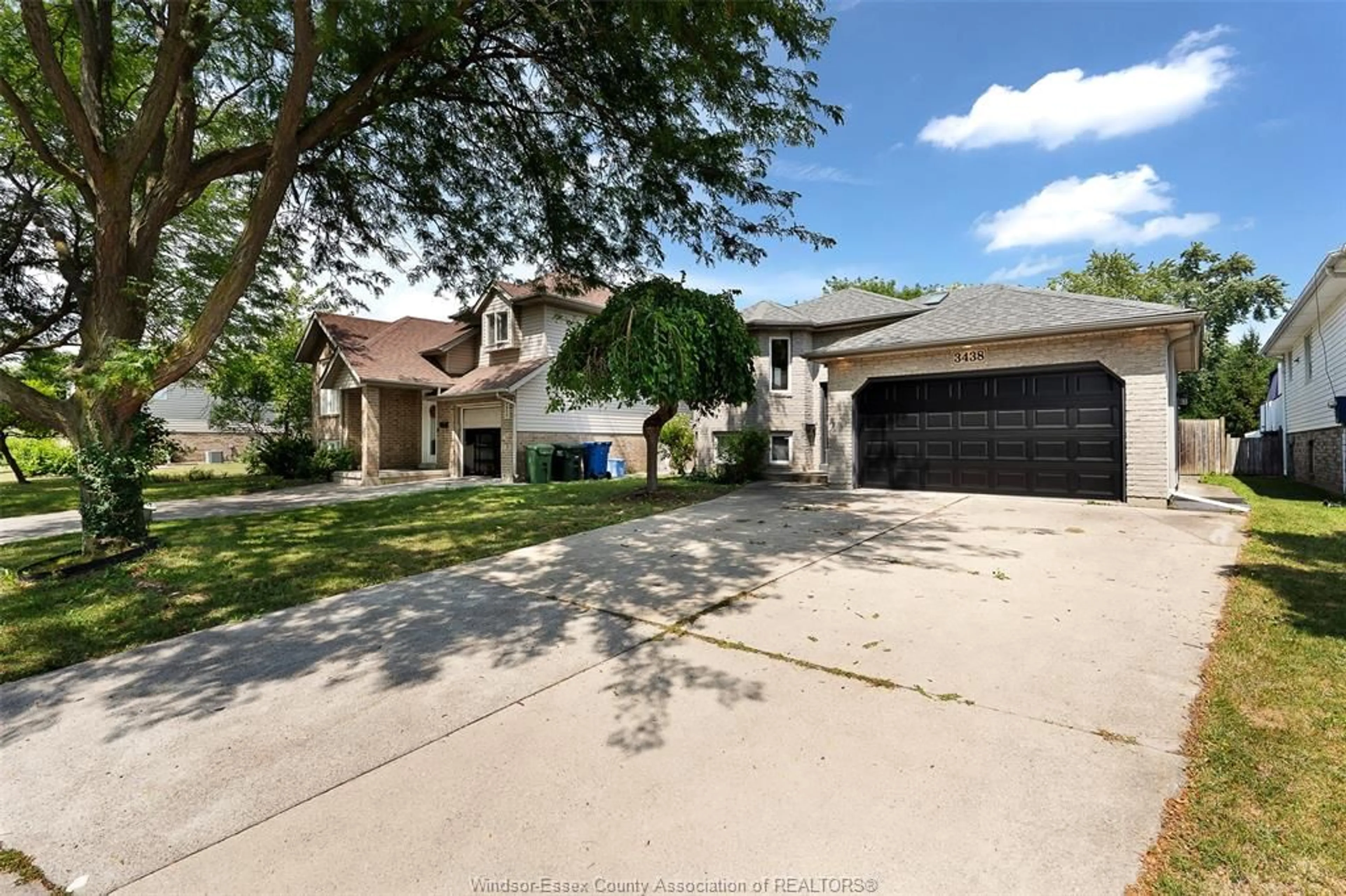 A pic from outside/outdoor area/front of a property/back of a property/a pic from drone, street for 3438 TREELINE Crt, Windsor Ontario N8R 2K3
