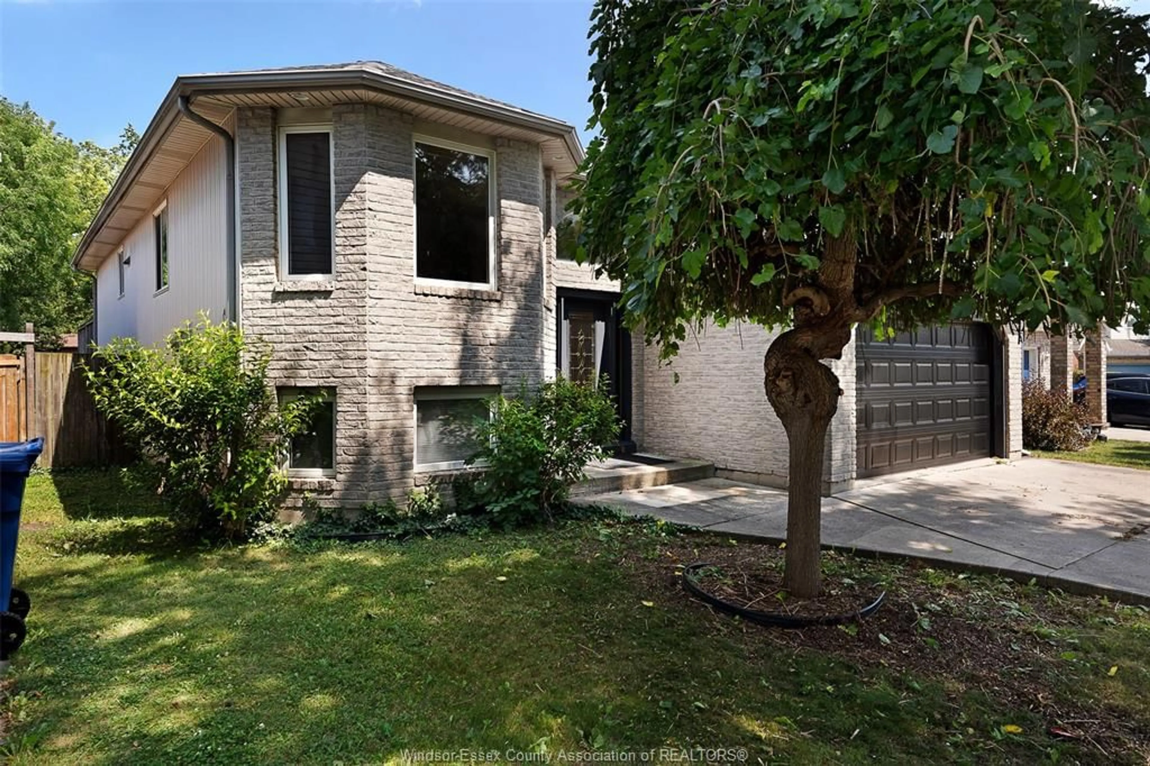 A pic from outside/outdoor area/front of a property/back of a property/a pic from drone, street for 3438 TREELINE Crt, Windsor Ontario N8R 2K3