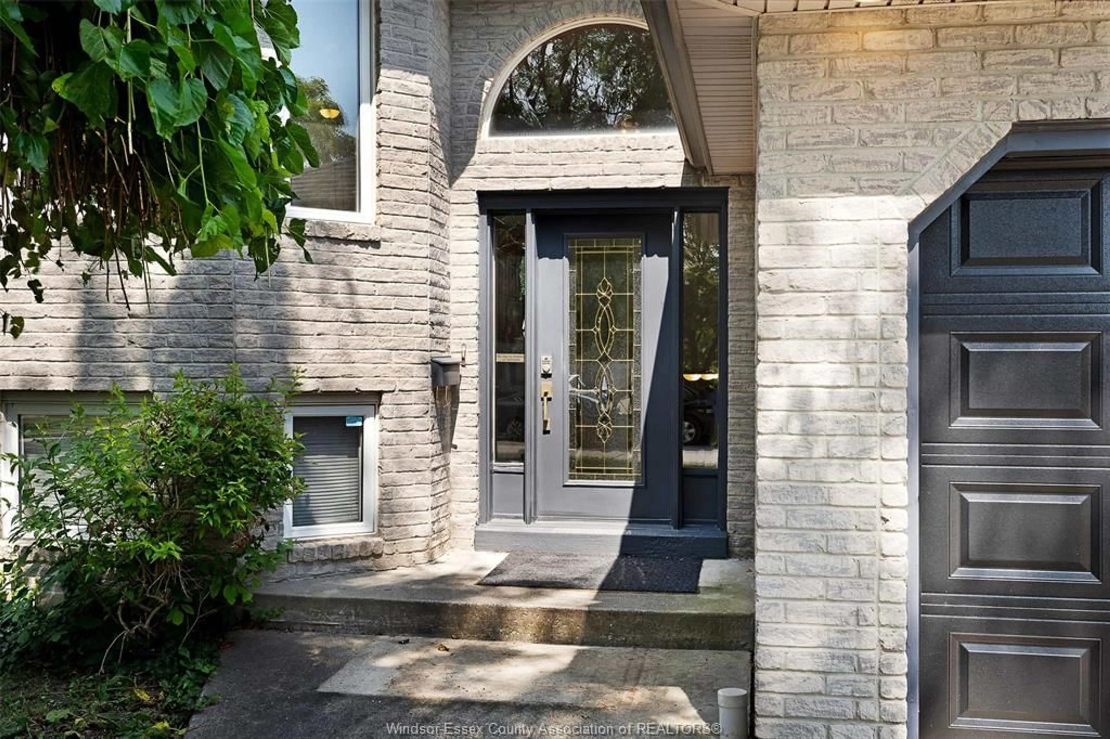 Indoor entryway for 3438 TREELINE Crt, Windsor Ontario N8R 2K3
