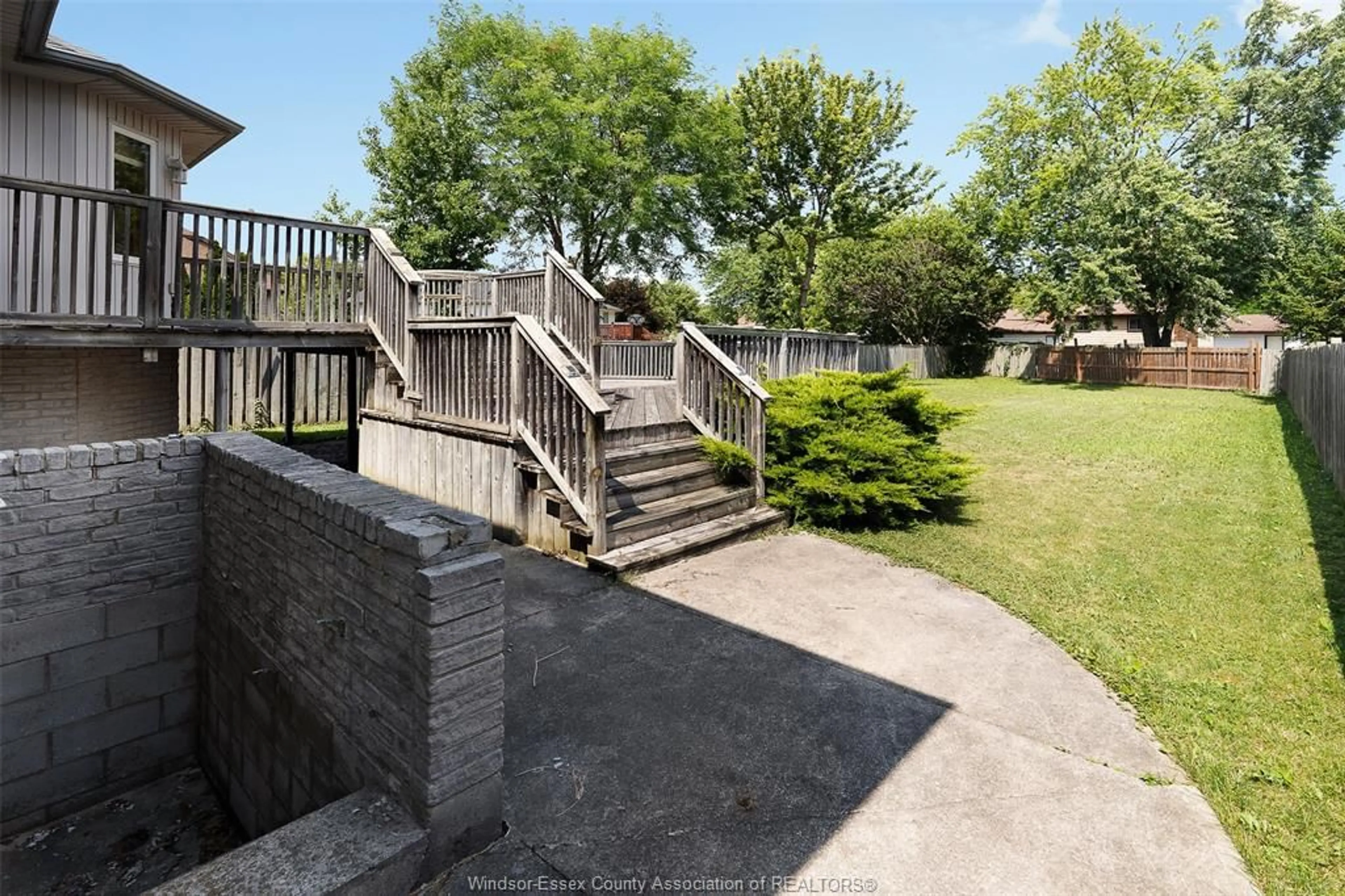 A pic from outside/outdoor area/front of a property/back of a property/a pic from drone, street for 3438 TREELINE Crt, Windsor Ontario N8R 2K3