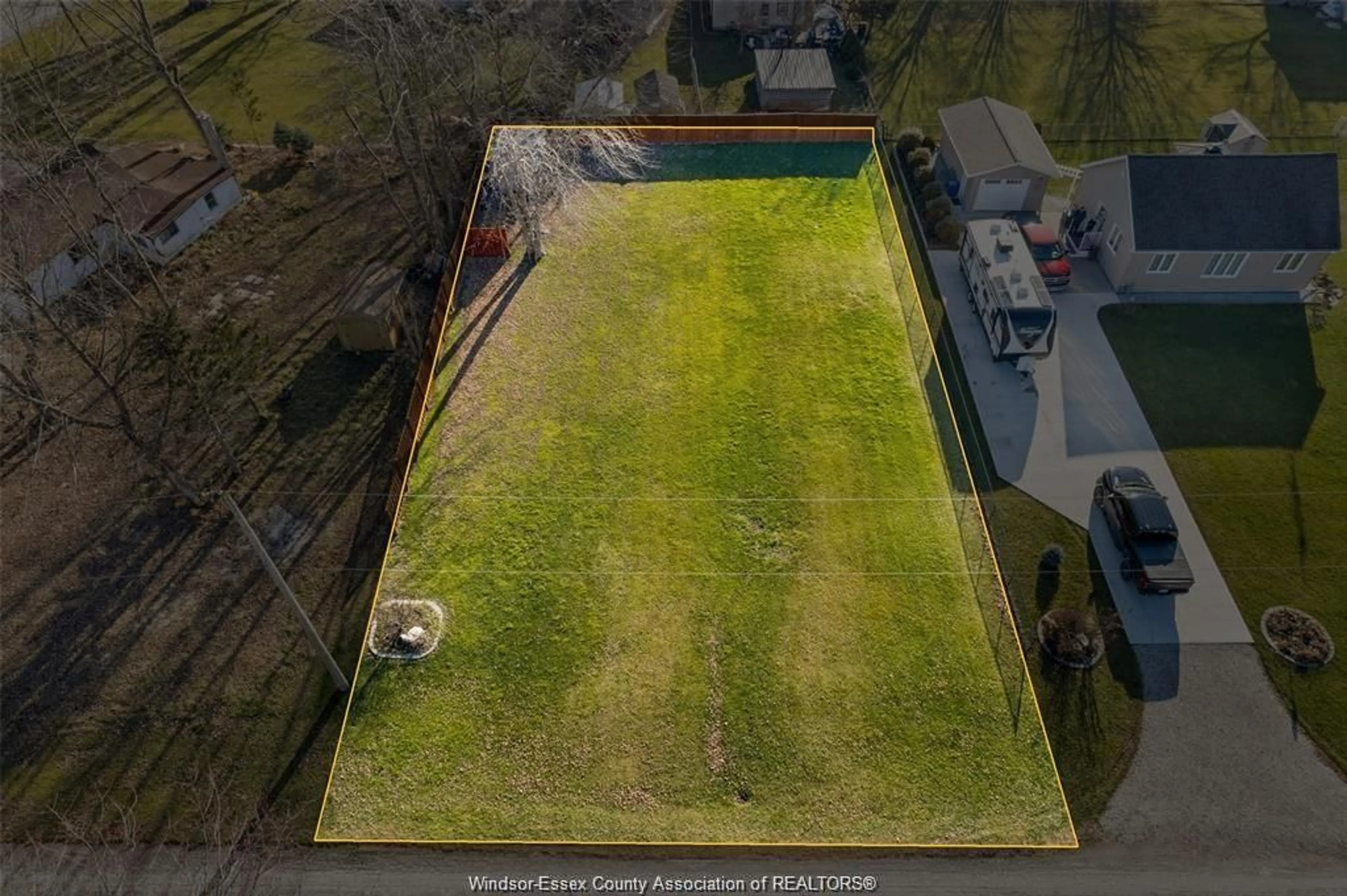 A pic from outside/outdoor area/front of a property/back of a property/a pic from drone, street for 18 MARENTETTE Ave, Leamington Ontario N0P 2P0