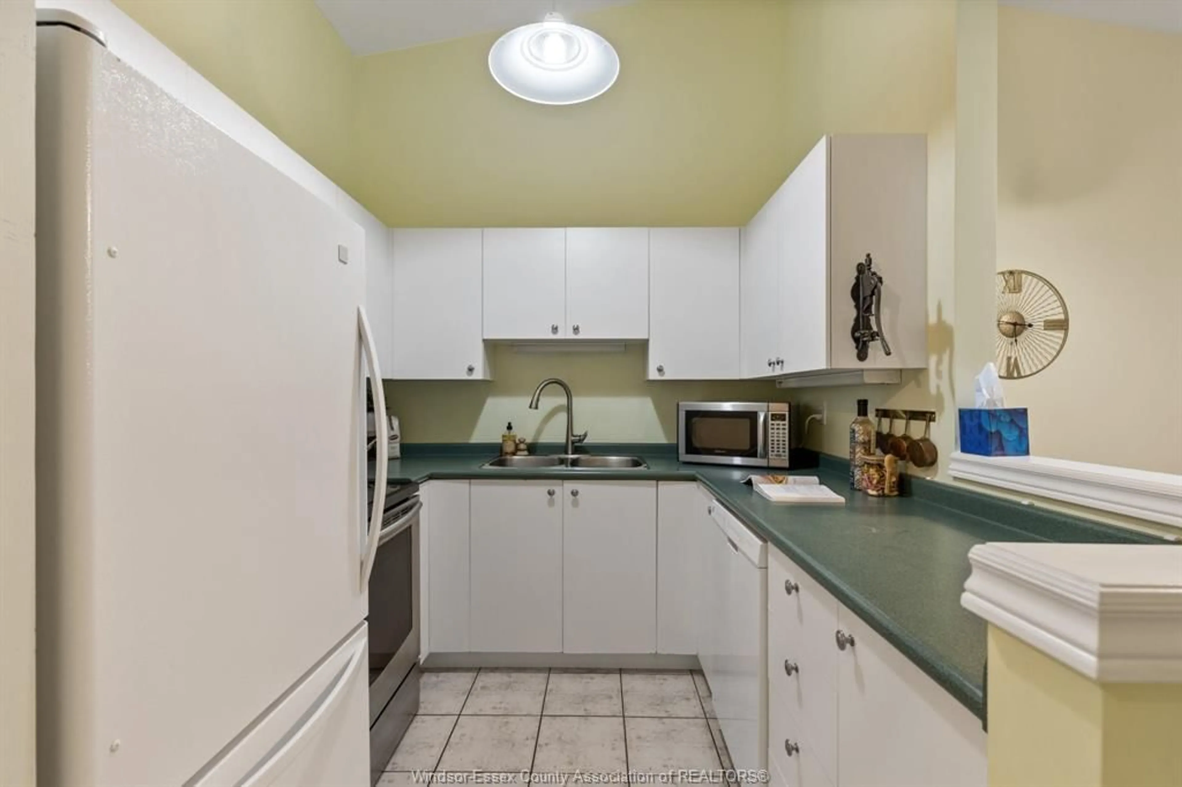 Standard kitchen, ceramic/tile floor for 3778 PRAIRIE Crt, Windsor Ontario N9G 2X3