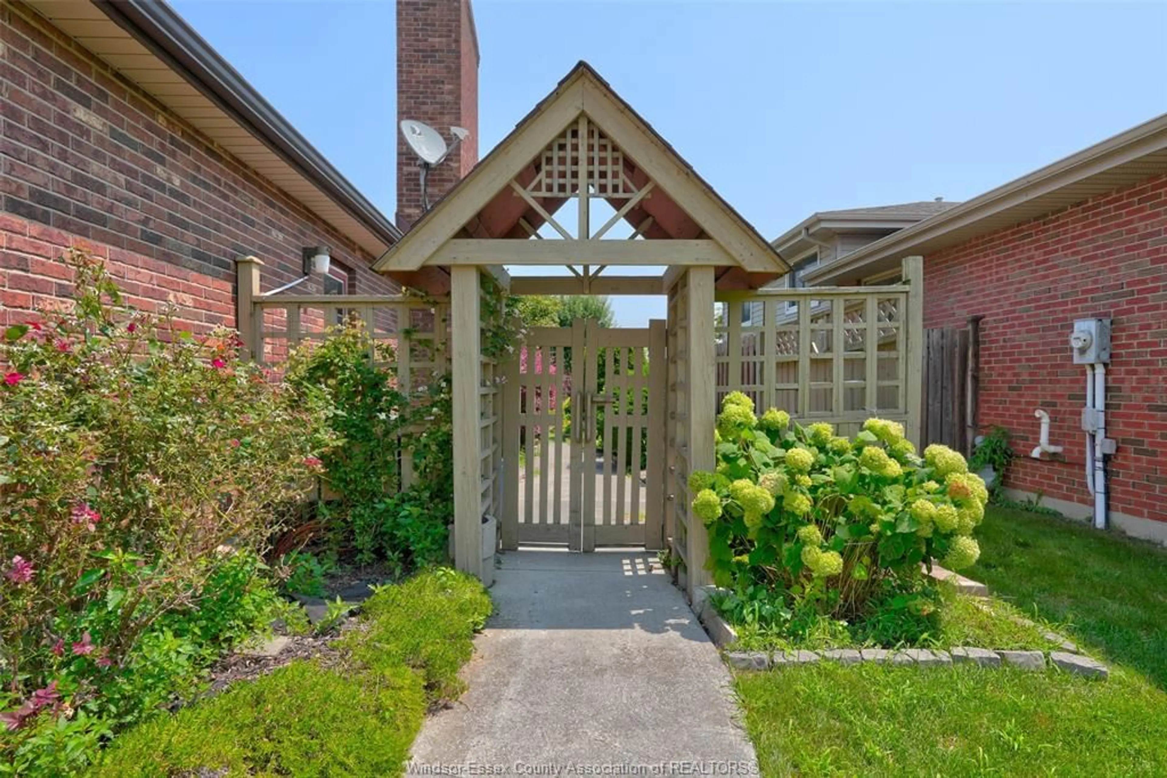 Indoor entryway for 2036 LESPERANCE Rd, Tecumseh Ontario N8N 2N4