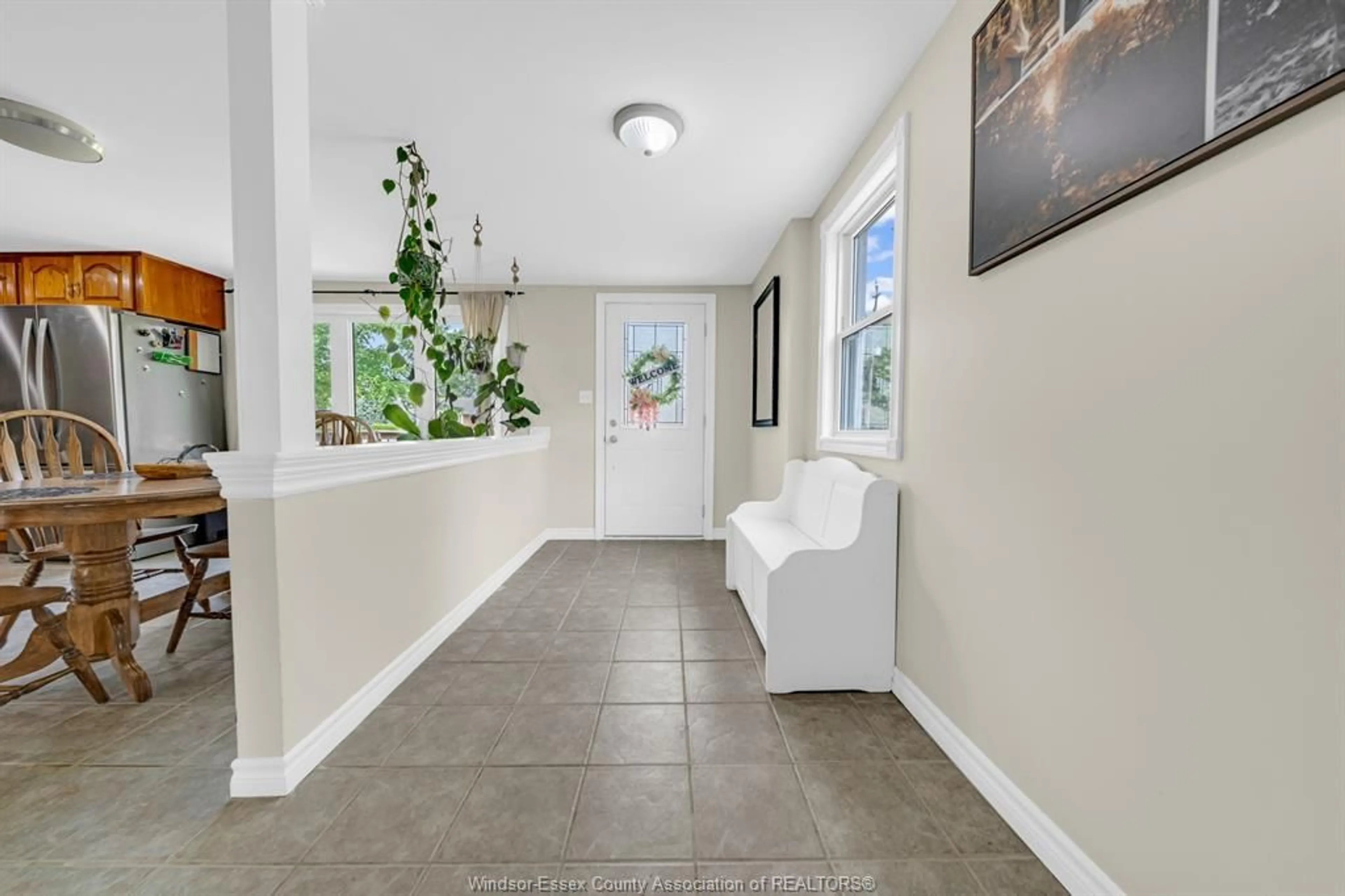Indoor foyer for 280 Fairview Ave, Essex Ontario N8M 2V9
