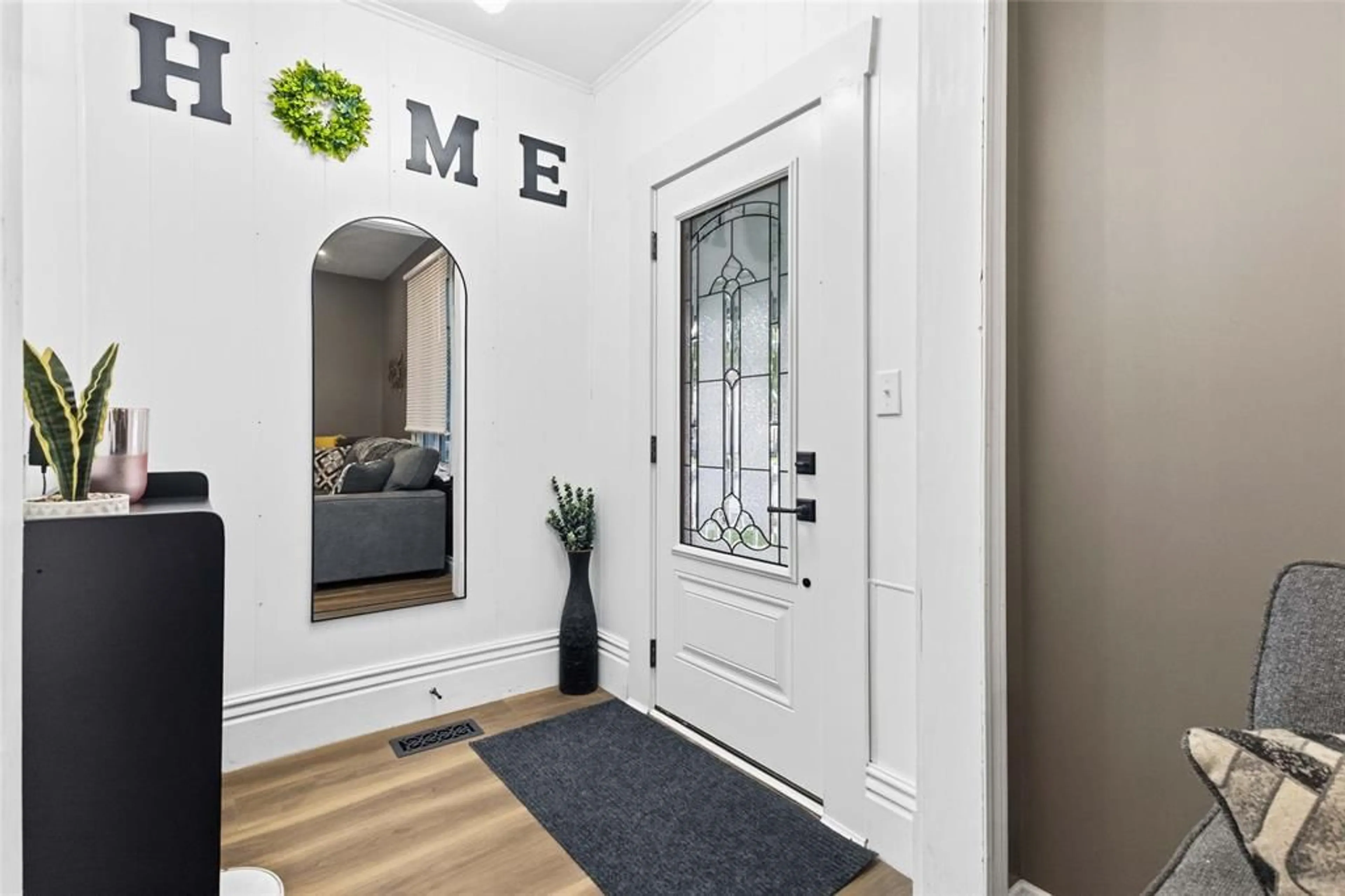 Indoor entryway for 174 FURNIVAL Rd, Rodney Ontario N0L 2C0