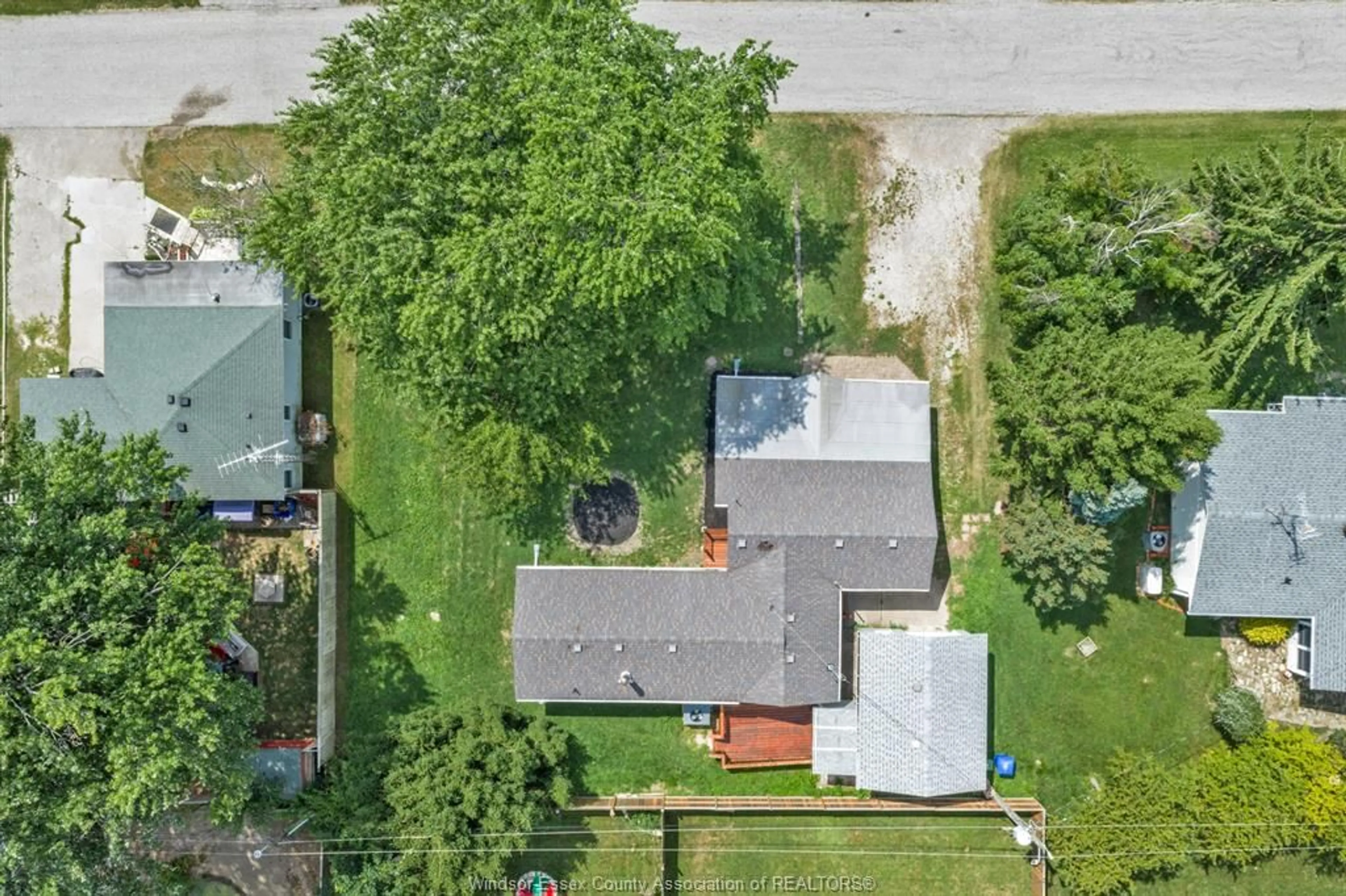 A pic from outside/outdoor area/front of a property/back of a property/a pic from drone, street for 134 WINDSOR Ave, Harrow Ontario N0R 1G0