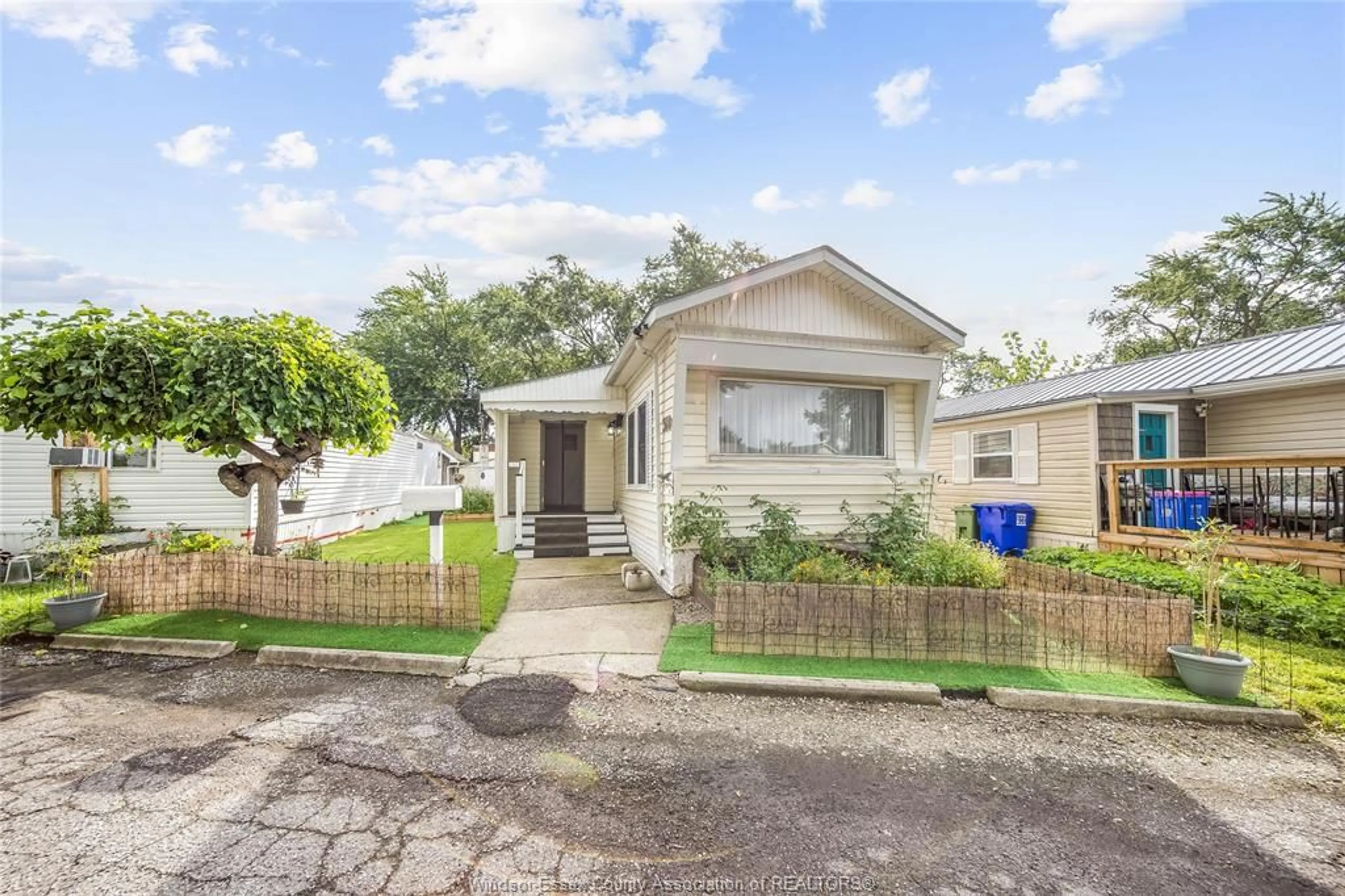 A pic from outside/outdoor area/front of a property/back of a property/a pic from drone, street for 310 POMPANO Ave, Windsor Ontario N8W 2A7