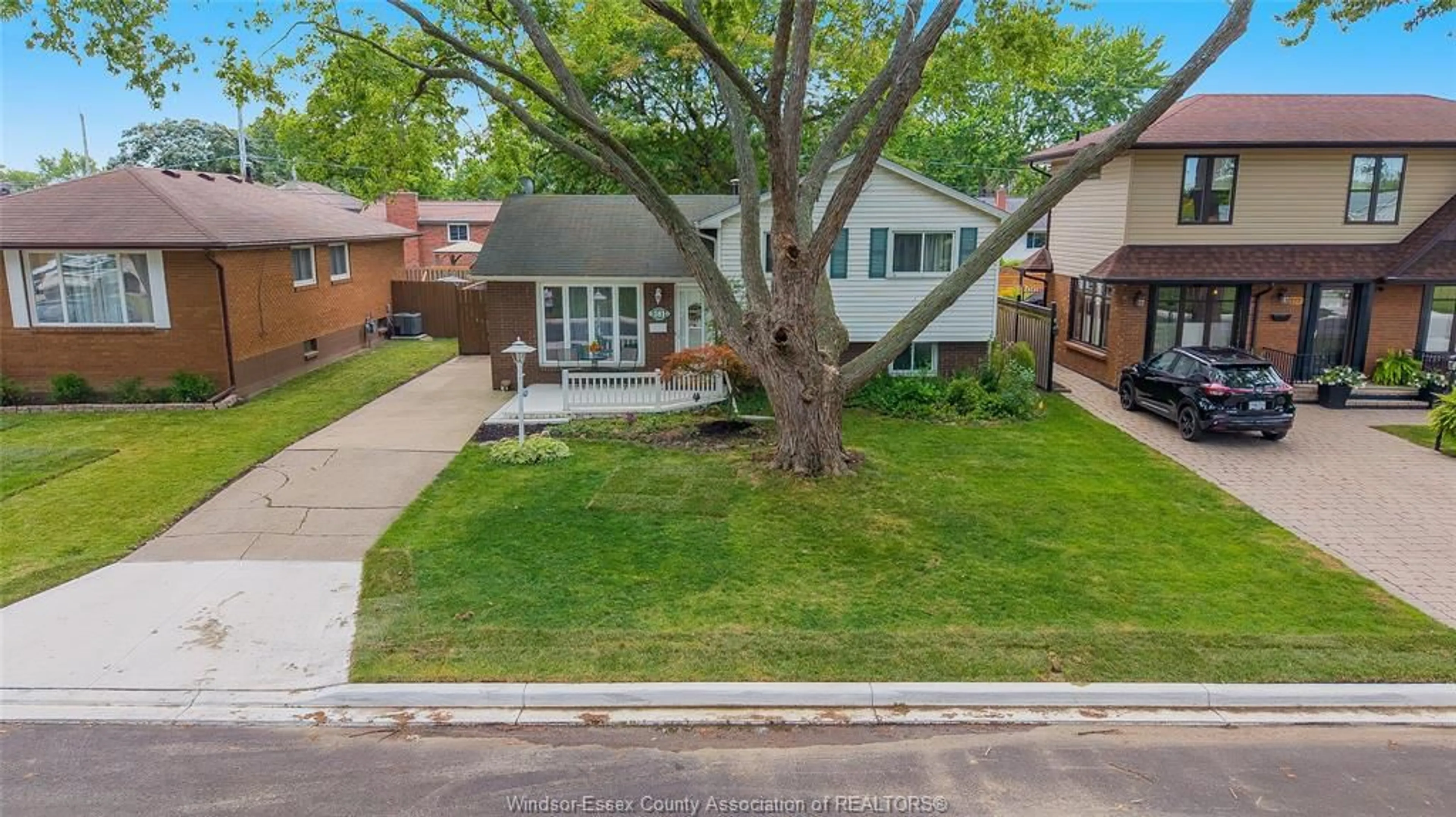 A pic from outside/outdoor area/front of a property/back of a property/a pic from drone, street for 381 CARLING, Windsor Ontario N8S 3X7