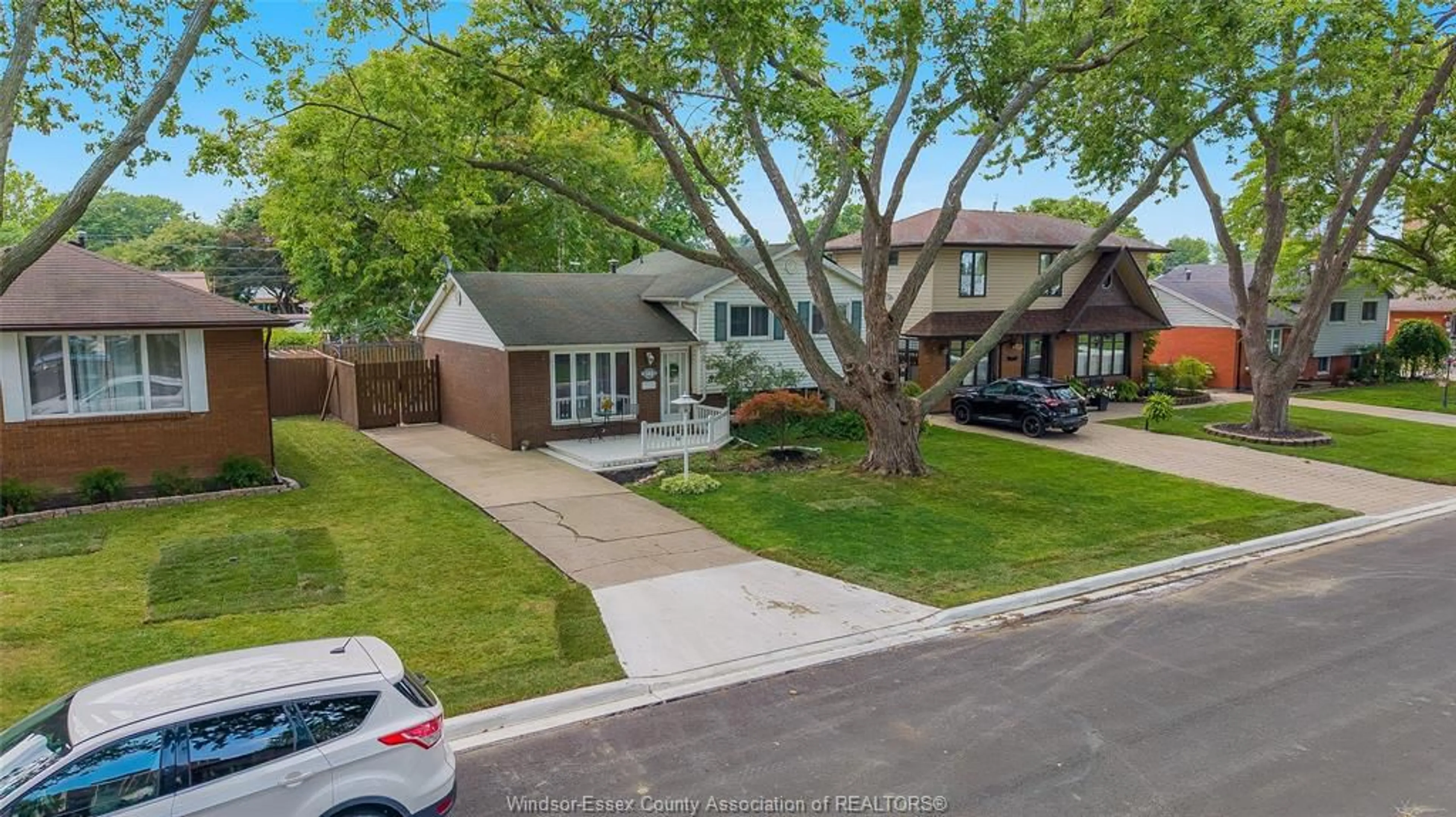 A pic from outside/outdoor area/front of a property/back of a property/a pic from drone, street for 381 CARLING, Windsor Ontario N8S 3X7