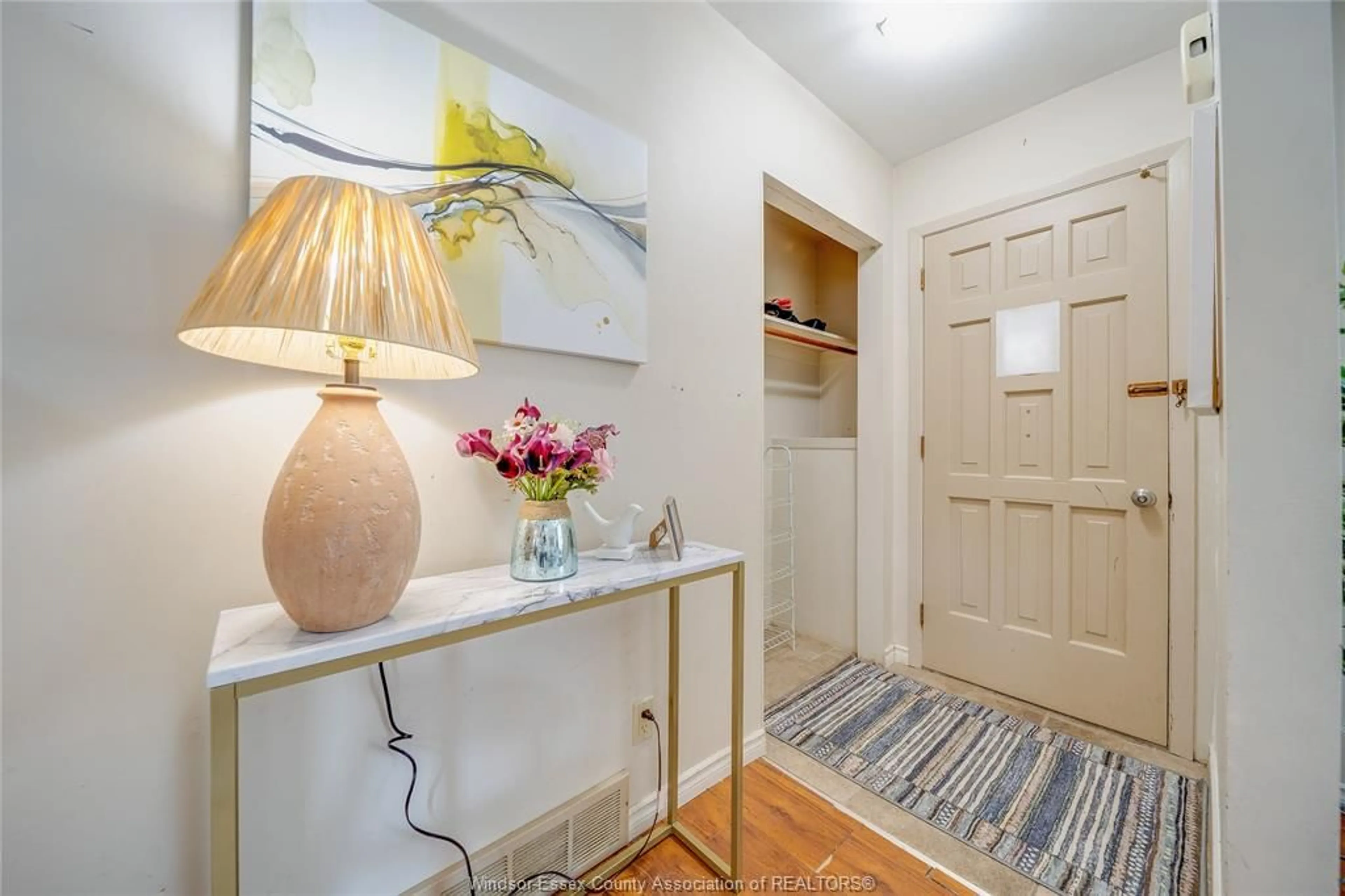 Indoor entryway for 381 CARLING, Windsor Ontario N8S 3X7
