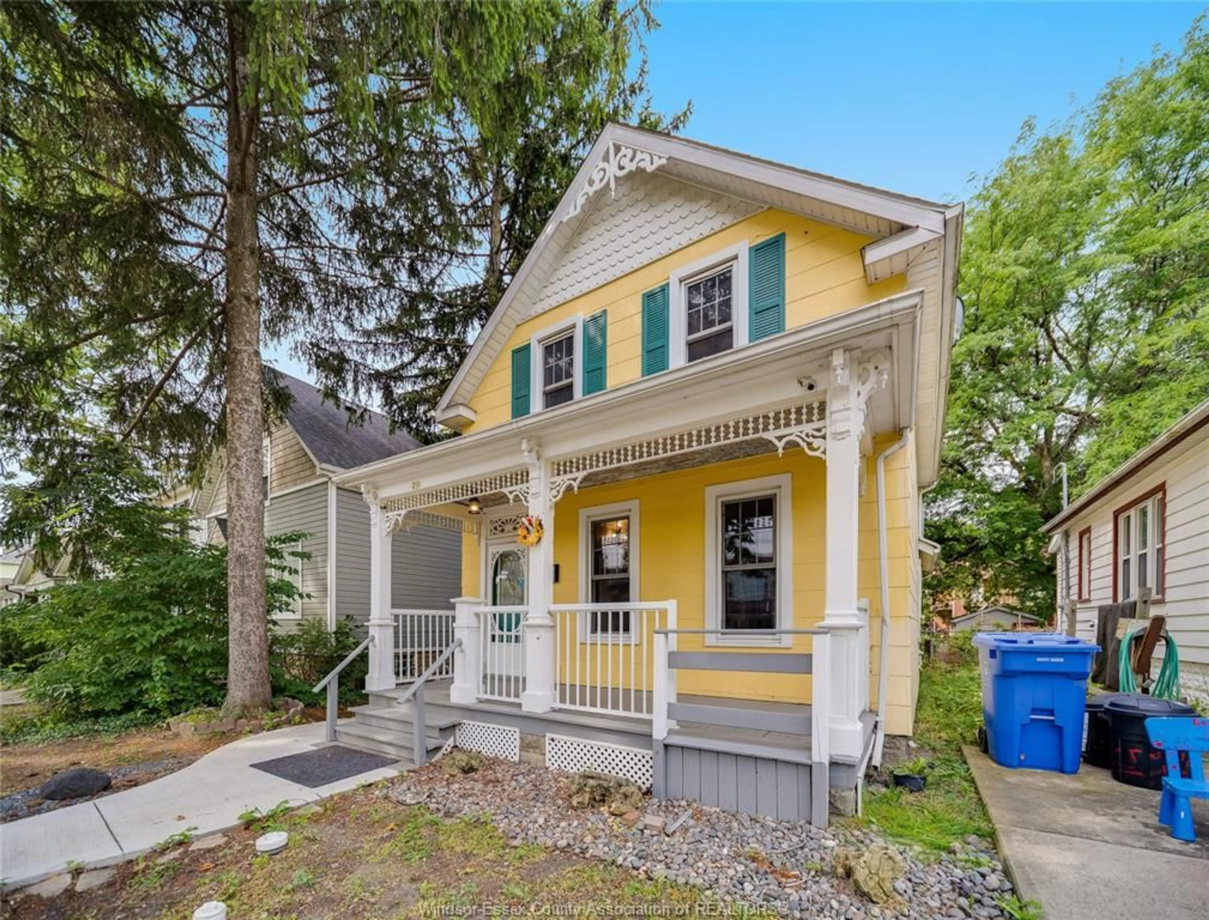 Home with vinyl exterior material, street for 211 CAMERON, Windsor Ontario N9B 1Y5