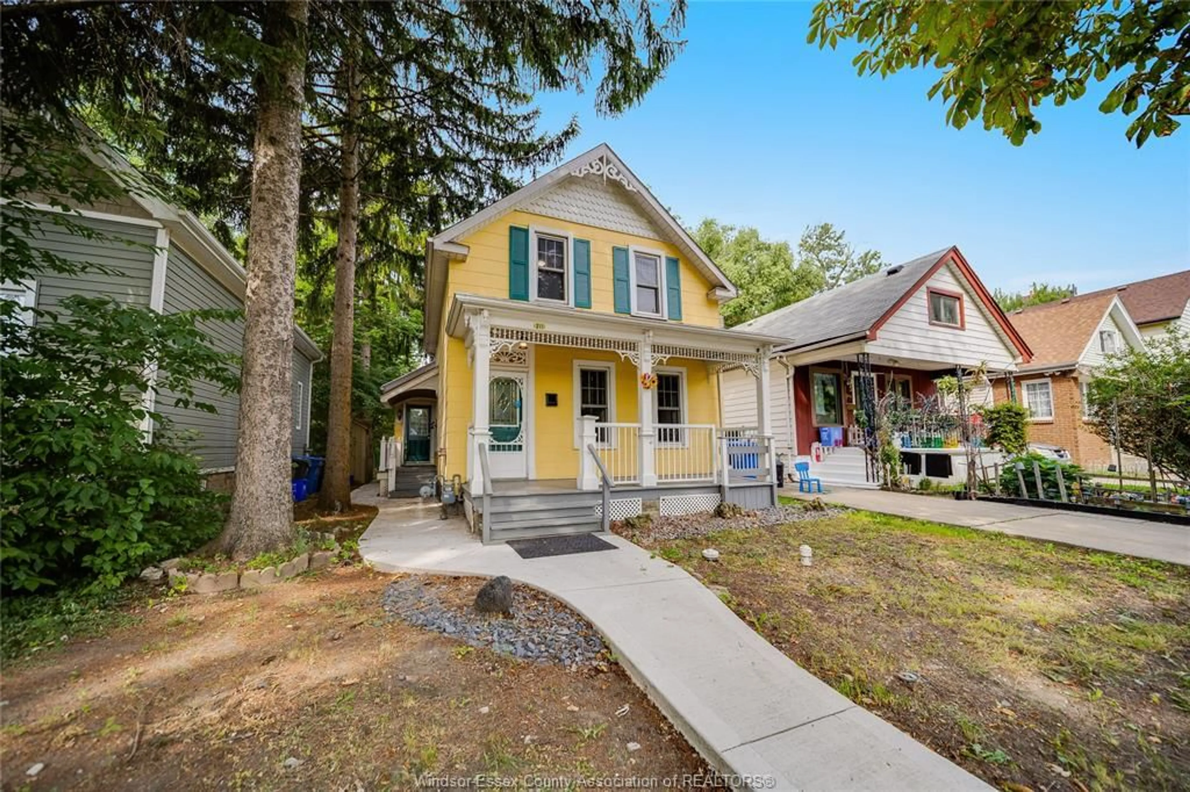 Home with vinyl exterior material, street for 211 CAMERON, Windsor Ontario N9B 1Y5