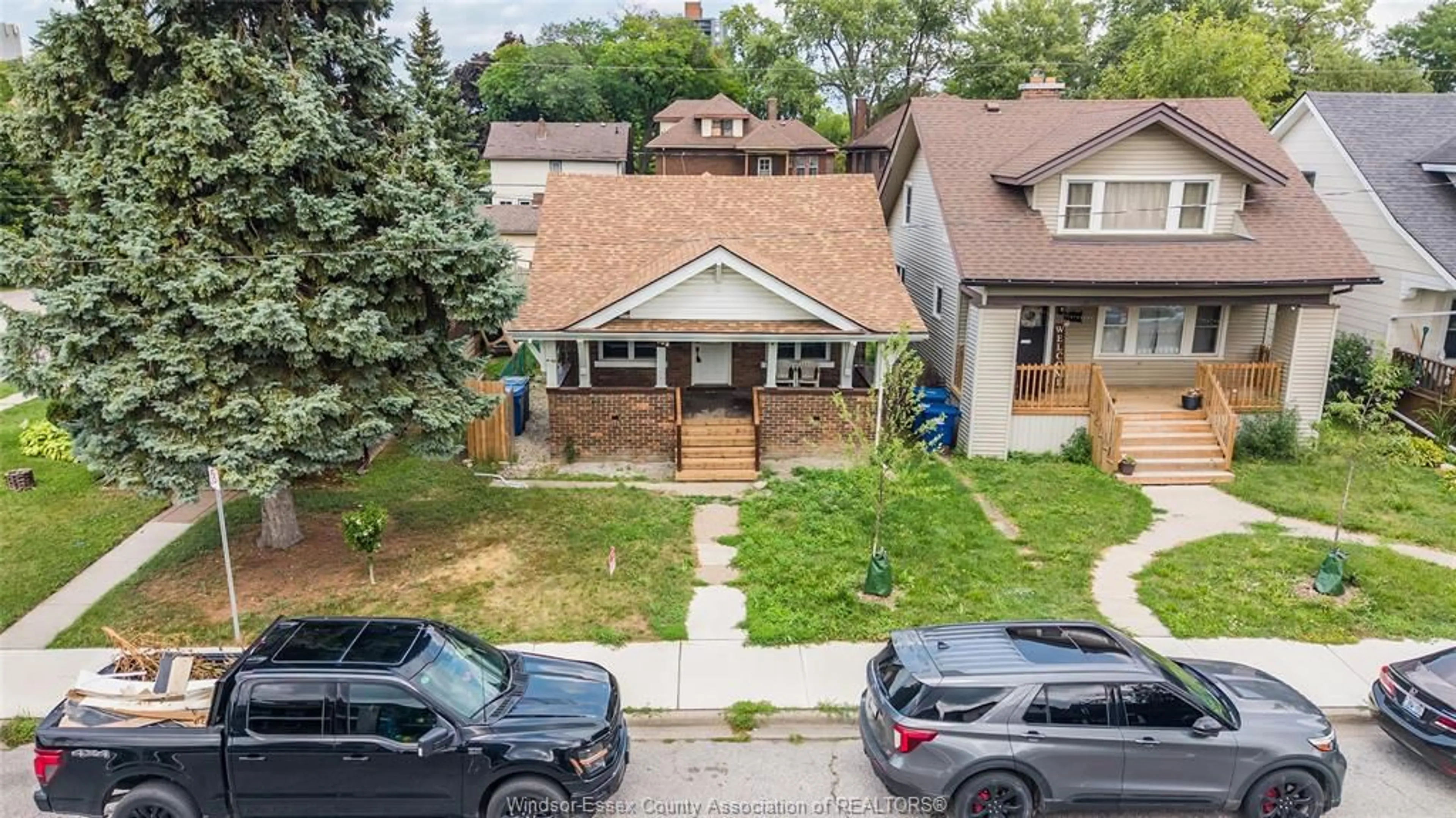 A pic from outside/outdoor area/front of a property/back of a property/a pic from drone, street for 1408 DOUGALL Ave, Windsor Ontario N8X 1R8