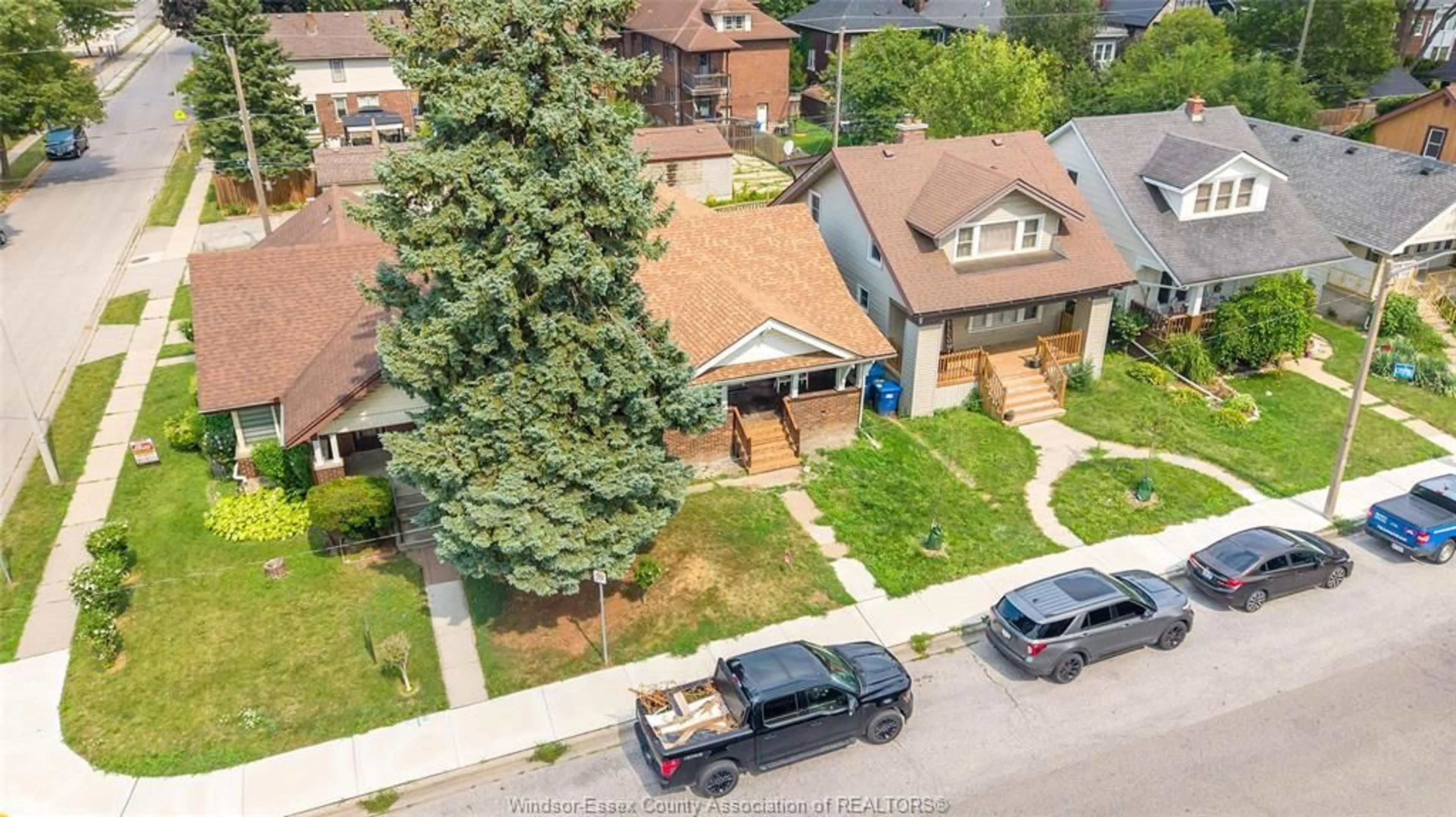 A pic from outside/outdoor area/front of a property/back of a property/a pic from drone, street for 1408 DOUGALL Ave, Windsor Ontario N8X 1R8