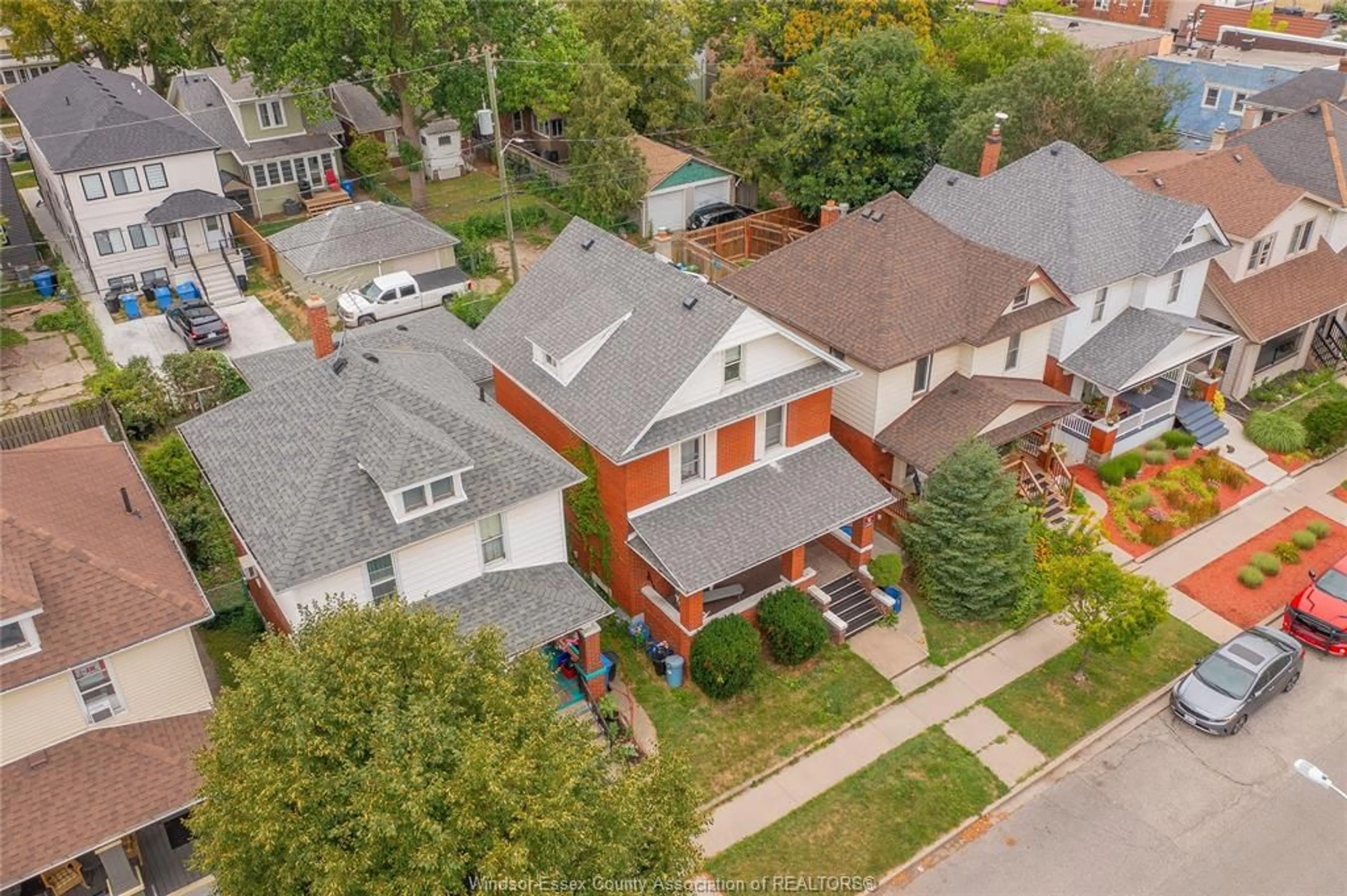 A pic from outside/outdoor area/front of a property/back of a property/a pic from drone, street for 1333 WINDERMERE, Windsor Ontario N8Y 3G1