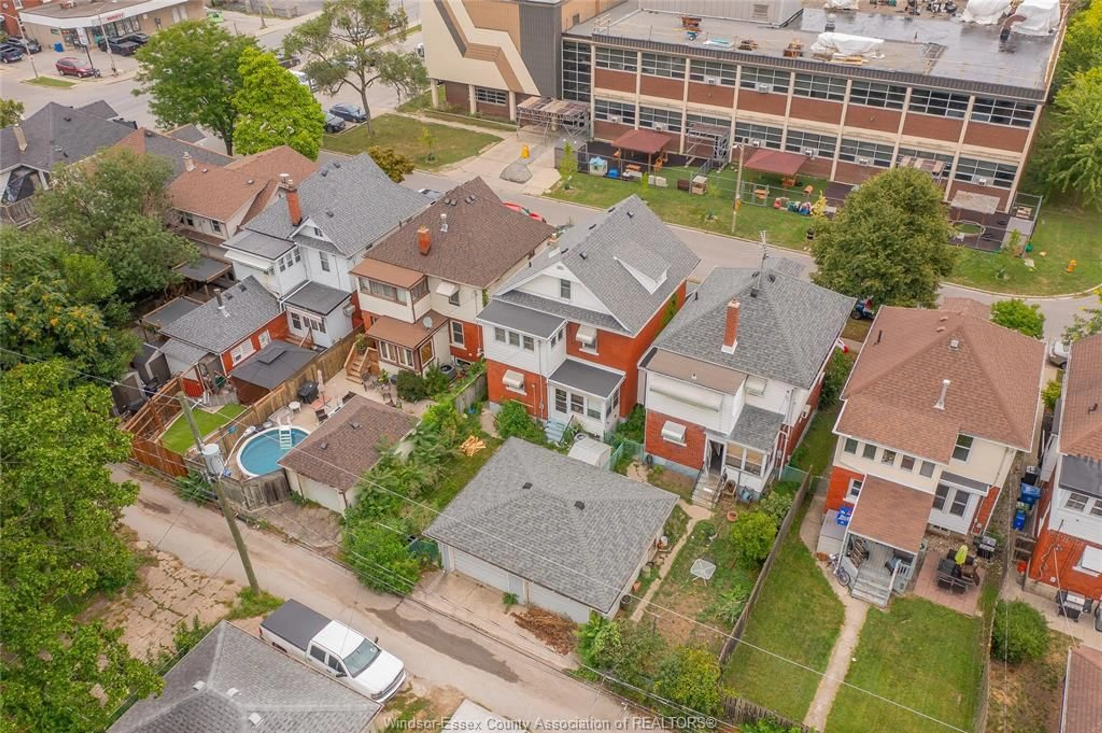 A pic from outside/outdoor area/front of a property/back of a property/a pic from drone, city buildings view from balcony for 1333 WINDERMERE, Windsor Ontario N8Y 3G1