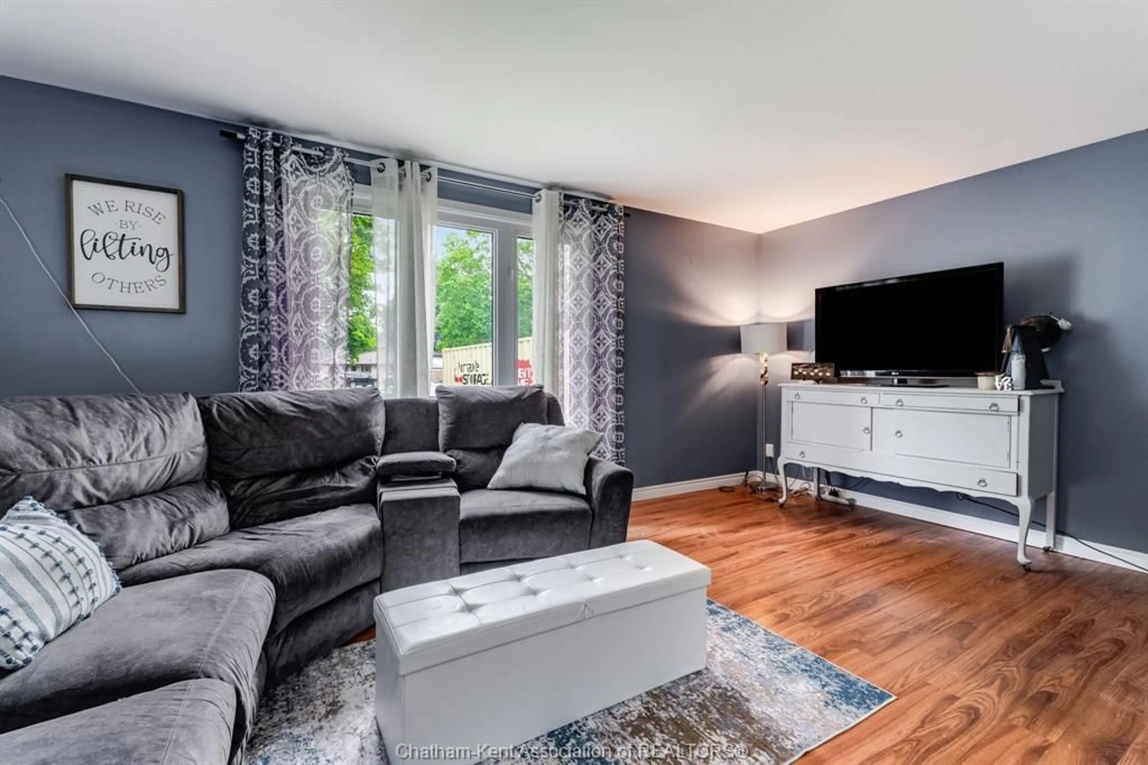 Living room with furniture, unknown for 4 Donalda Dr, Chatham Ontario N7L 4J5
